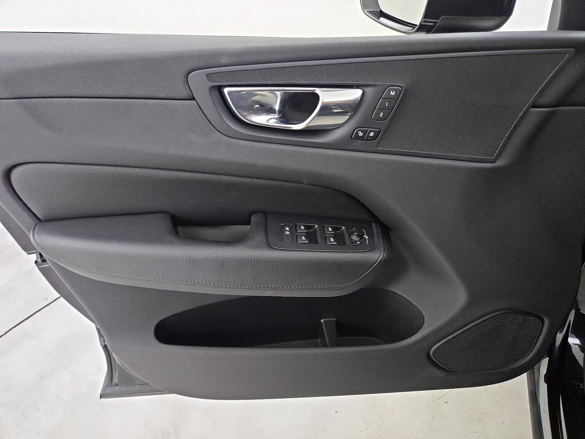 Thumbnail: 2018 Volvo XC60 - 12