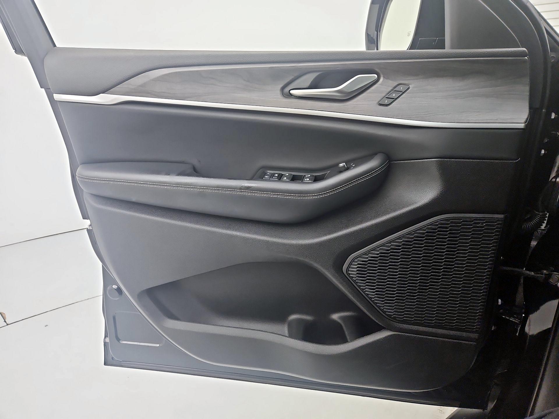 Thumbnail: 2023 Jeep Grand Cherokee - 12