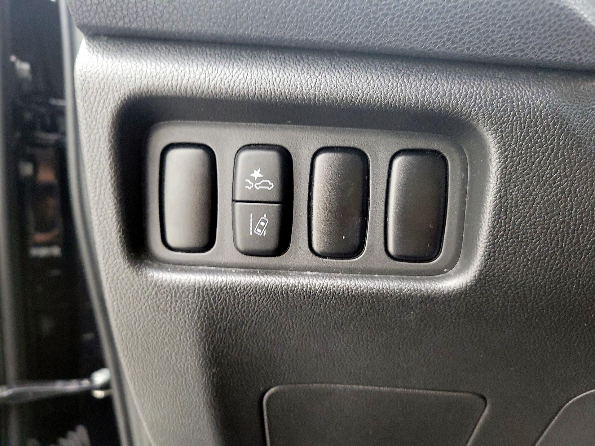 Thumbnail: 2023 Mitsubishi Outlander Sport - 13