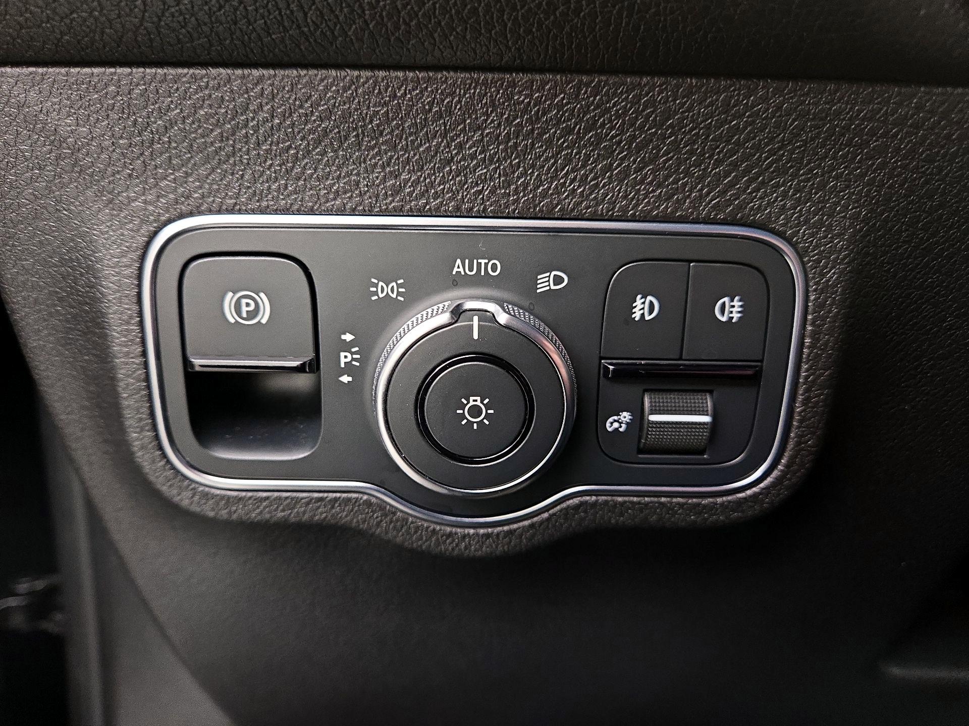 Thumbnail: 2021 Mercedes-Benz GLB - 13