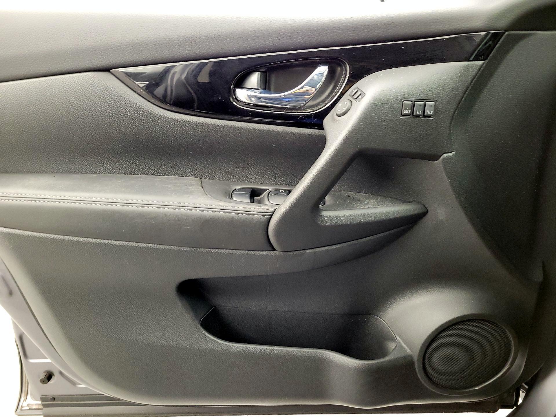 Thumbnail: 2022 Nissan Rogue Sport - 12