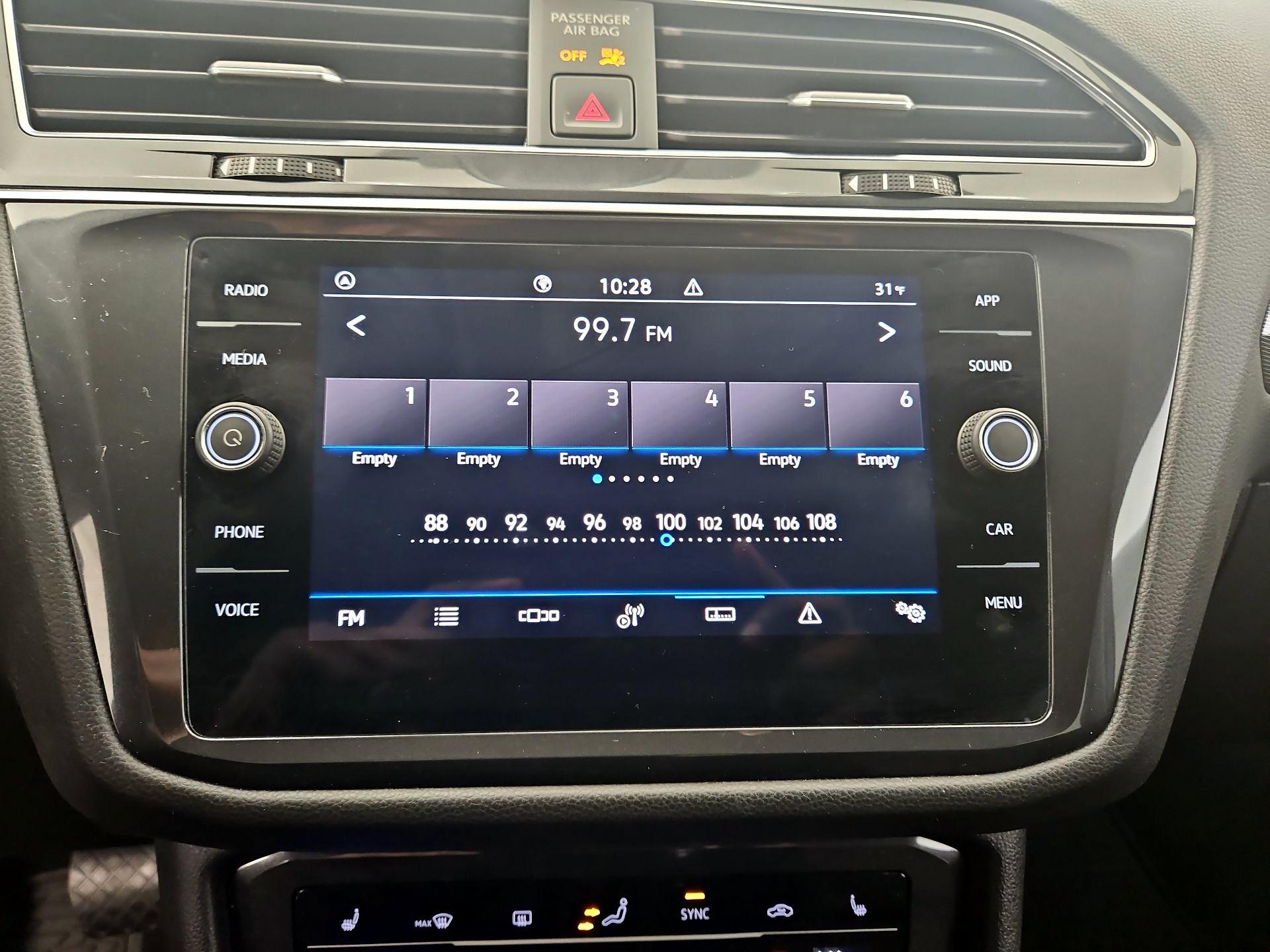 Thumbnail: 2022 Volkswagen Tiguan - 16