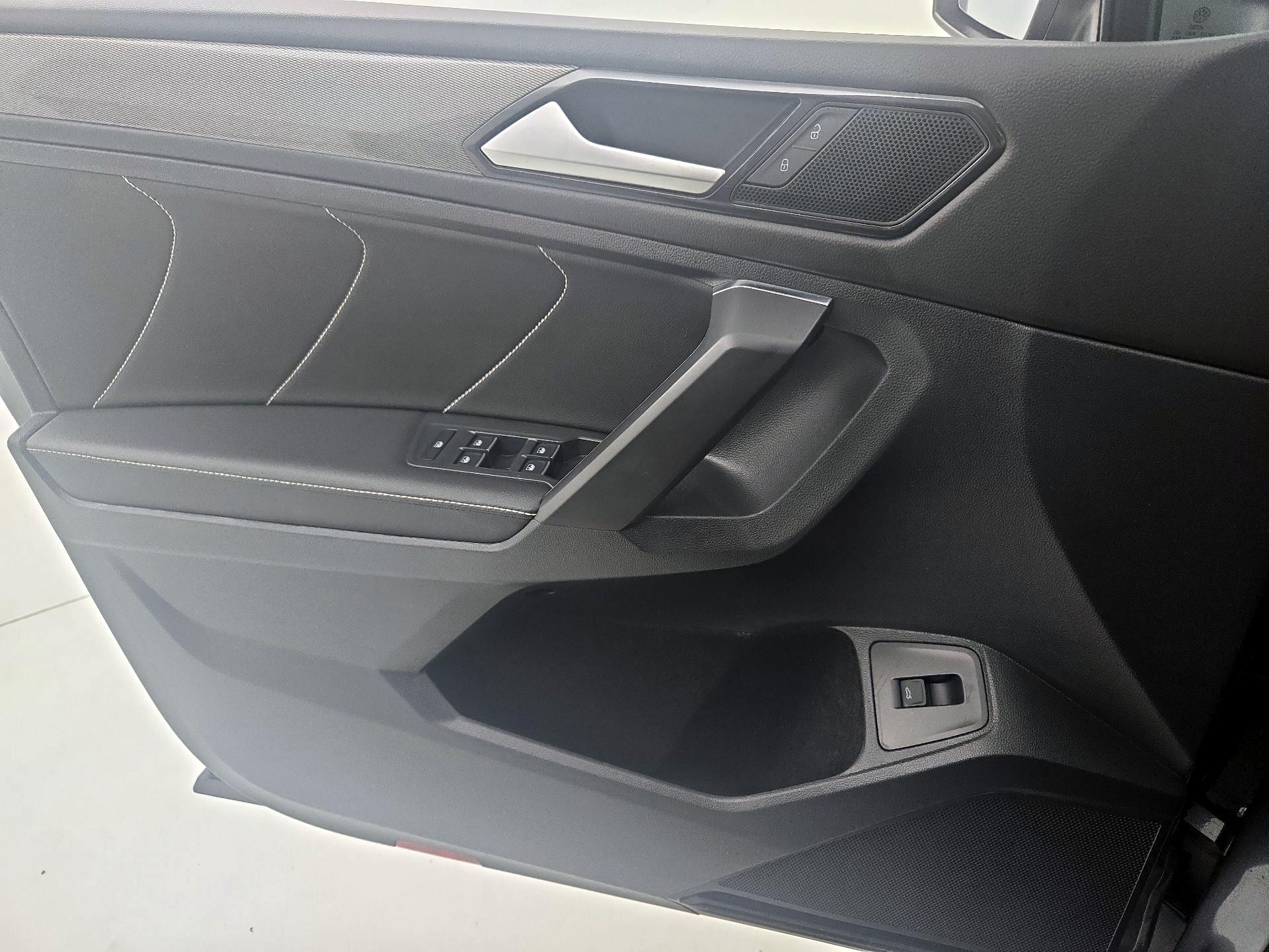 Thumbnail: 2022 Volkswagen Tiguan - 12