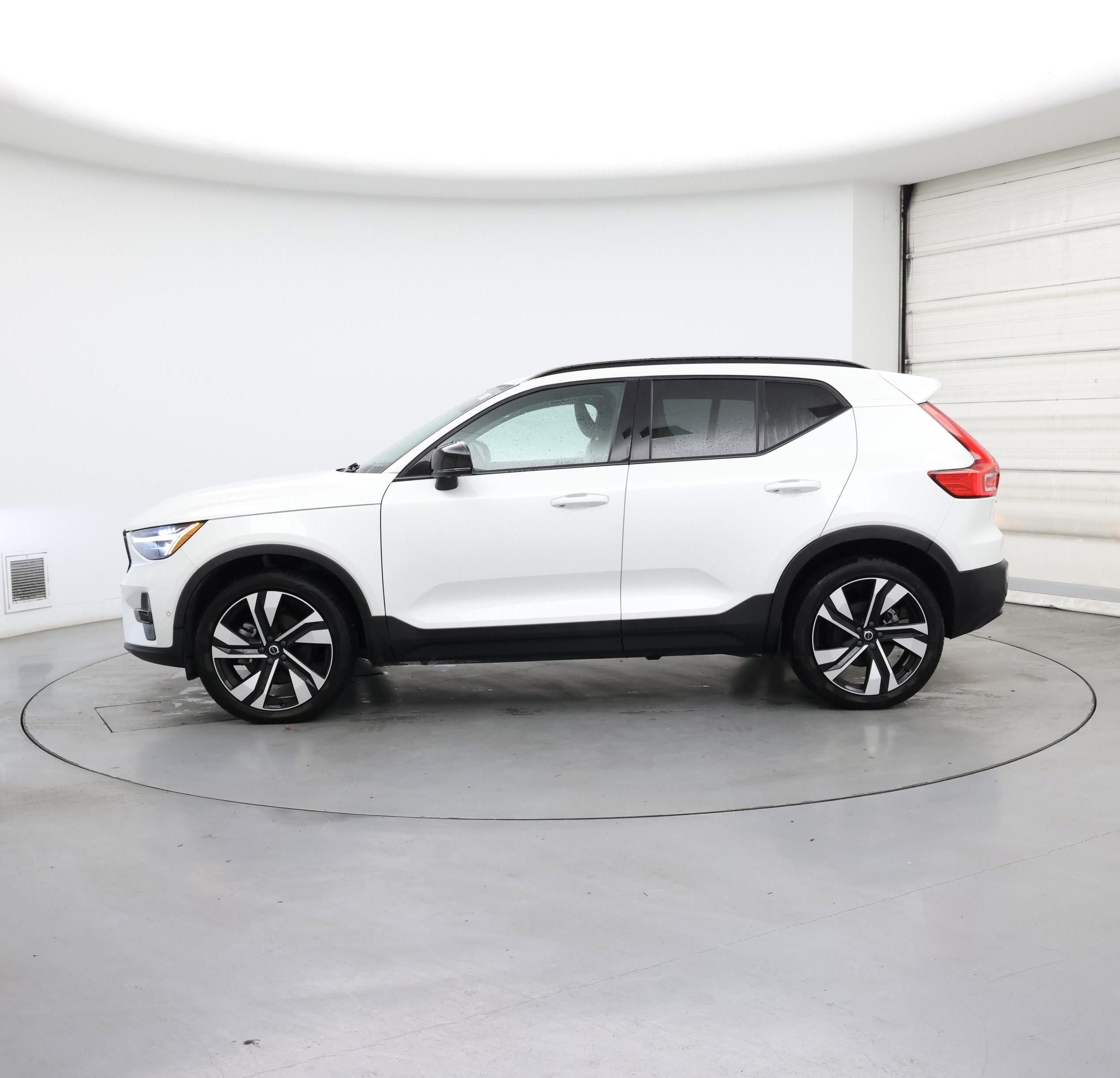 Thumbnail: 2024 Volvo XC40 - 3