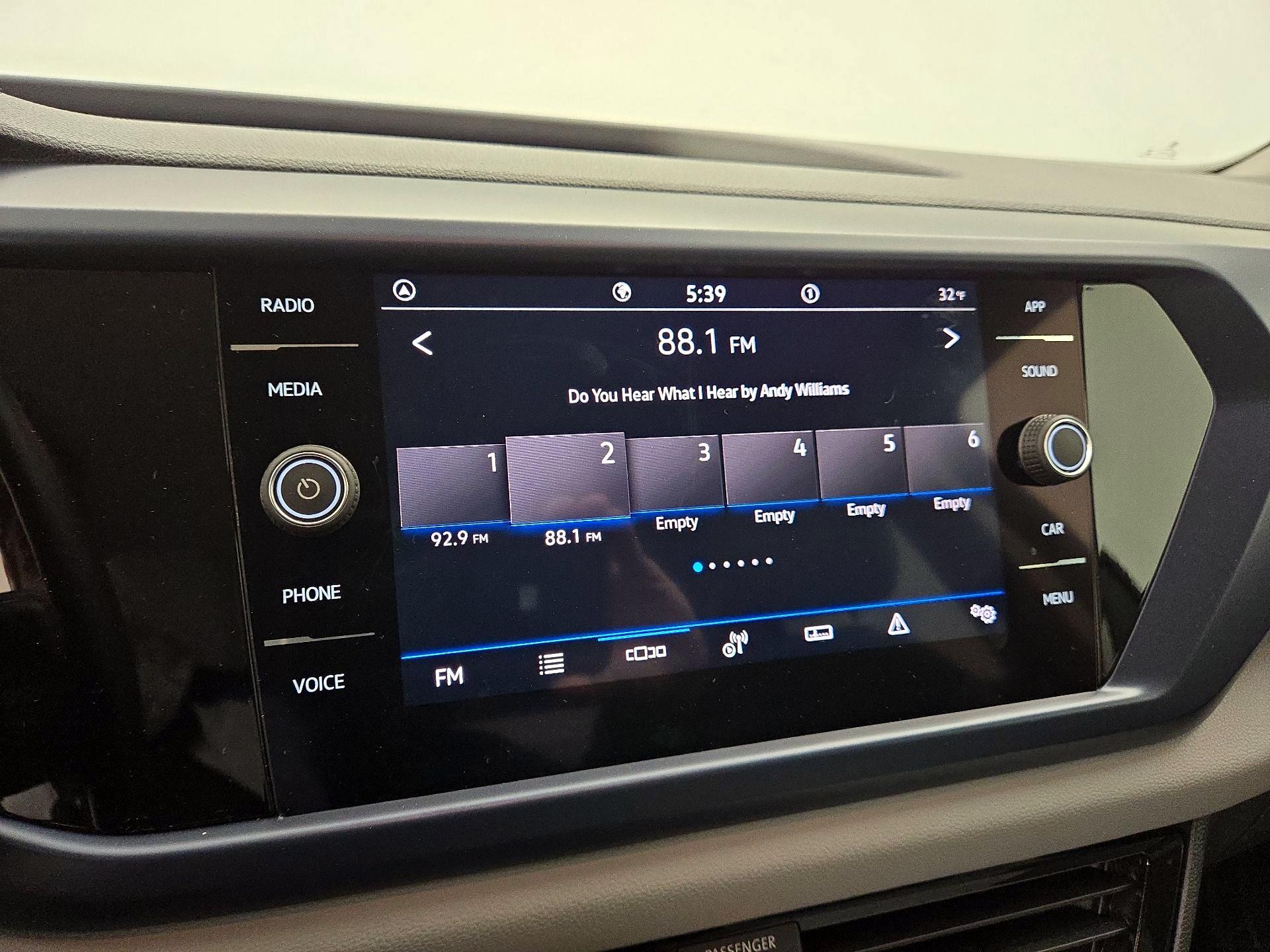 Thumbnail: 2022 Volkswagen Taos - 15