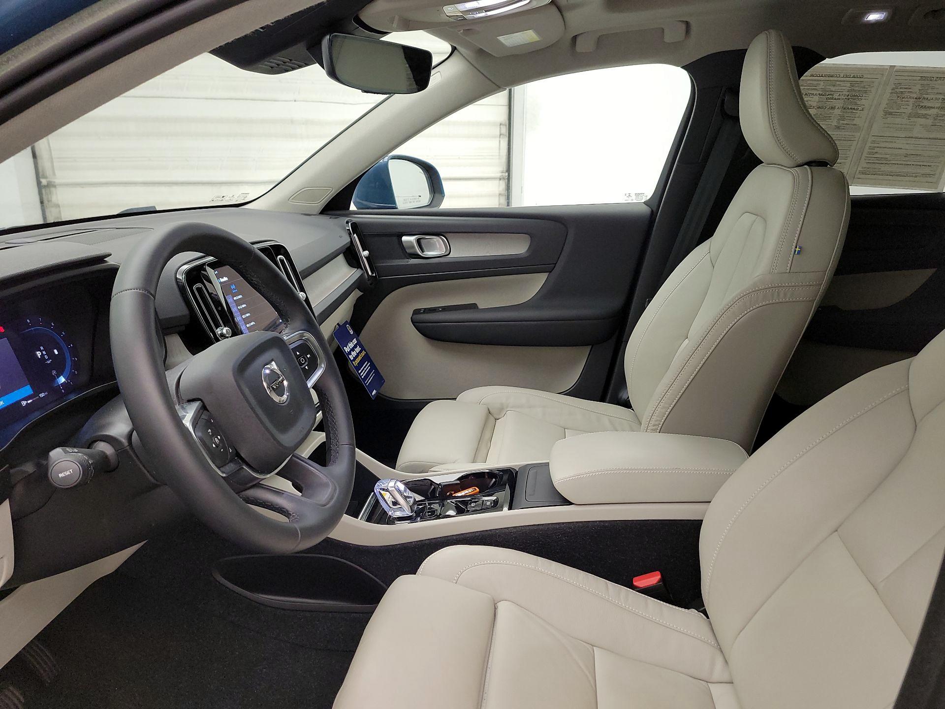 Thumbnail: 2023 Volvo XC40 - 11