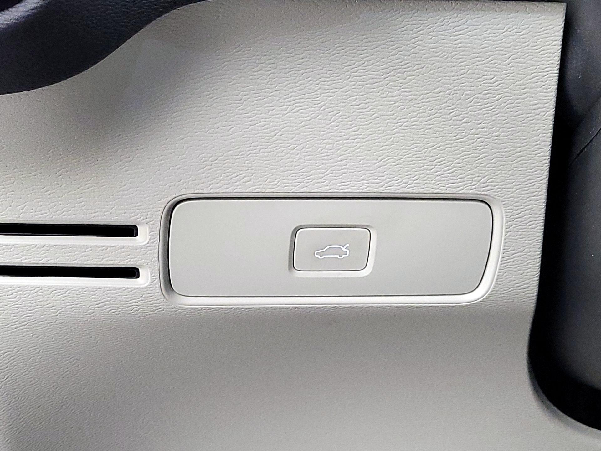 Thumbnail: 2023 Volvo XC40 - 13