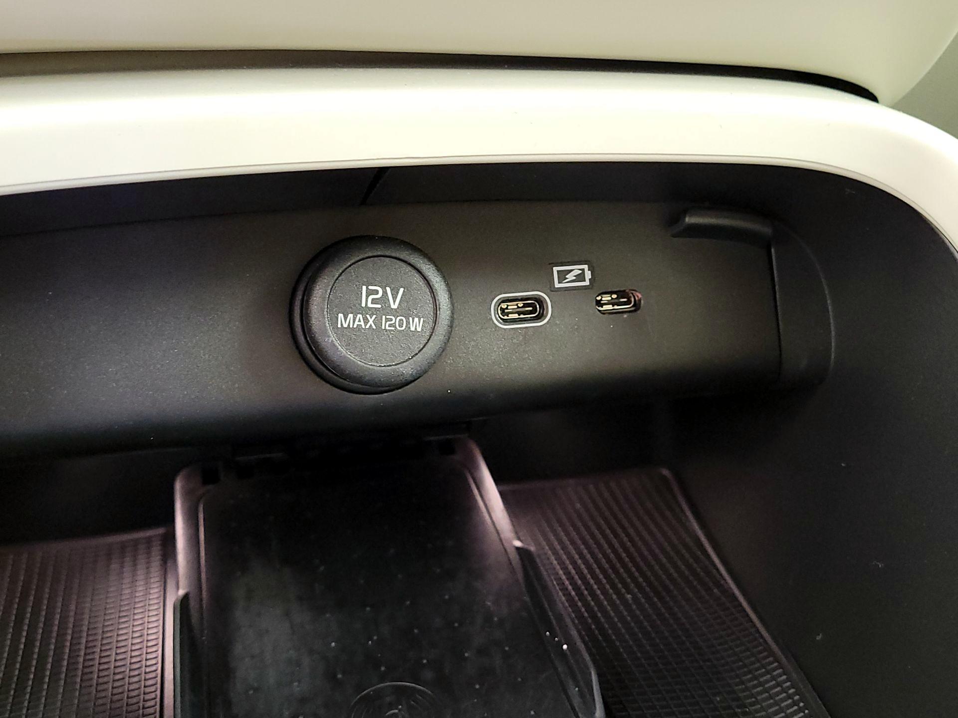 Thumbnail: 2023 Volvo XC40 - 18