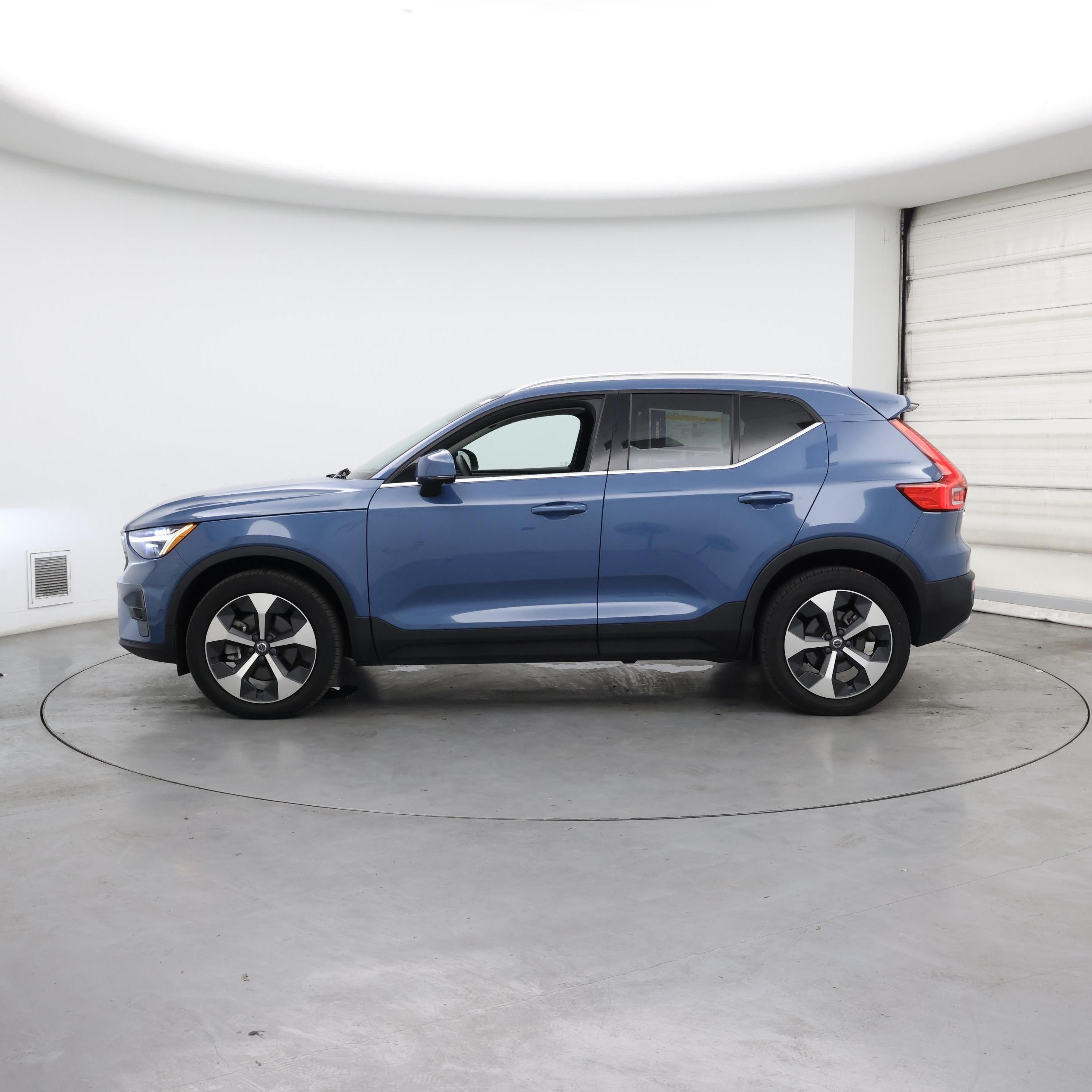 Thumbnail: 2023 Volvo XC40 - 3