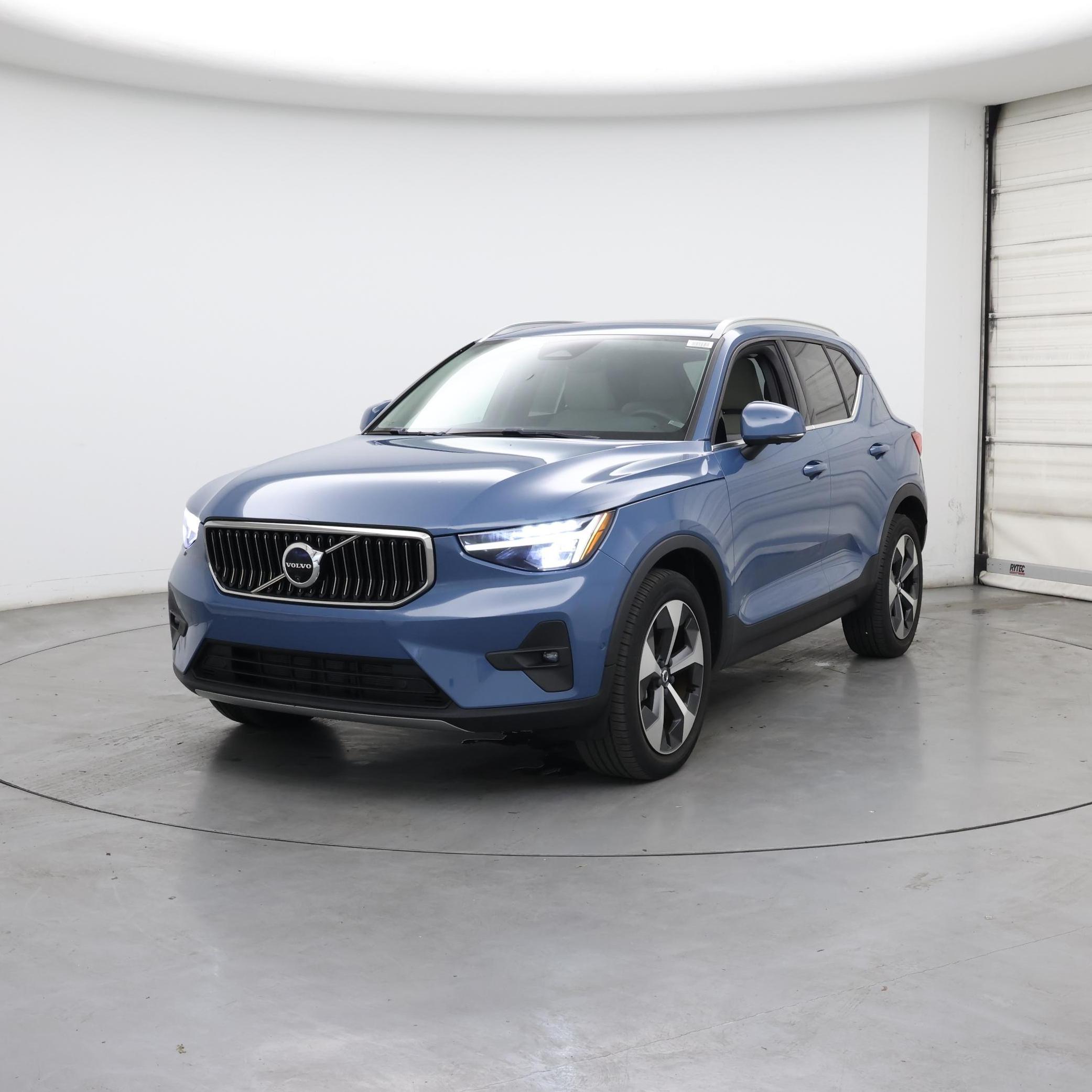 Thumbnail: 2023 Volvo XC40 - 4