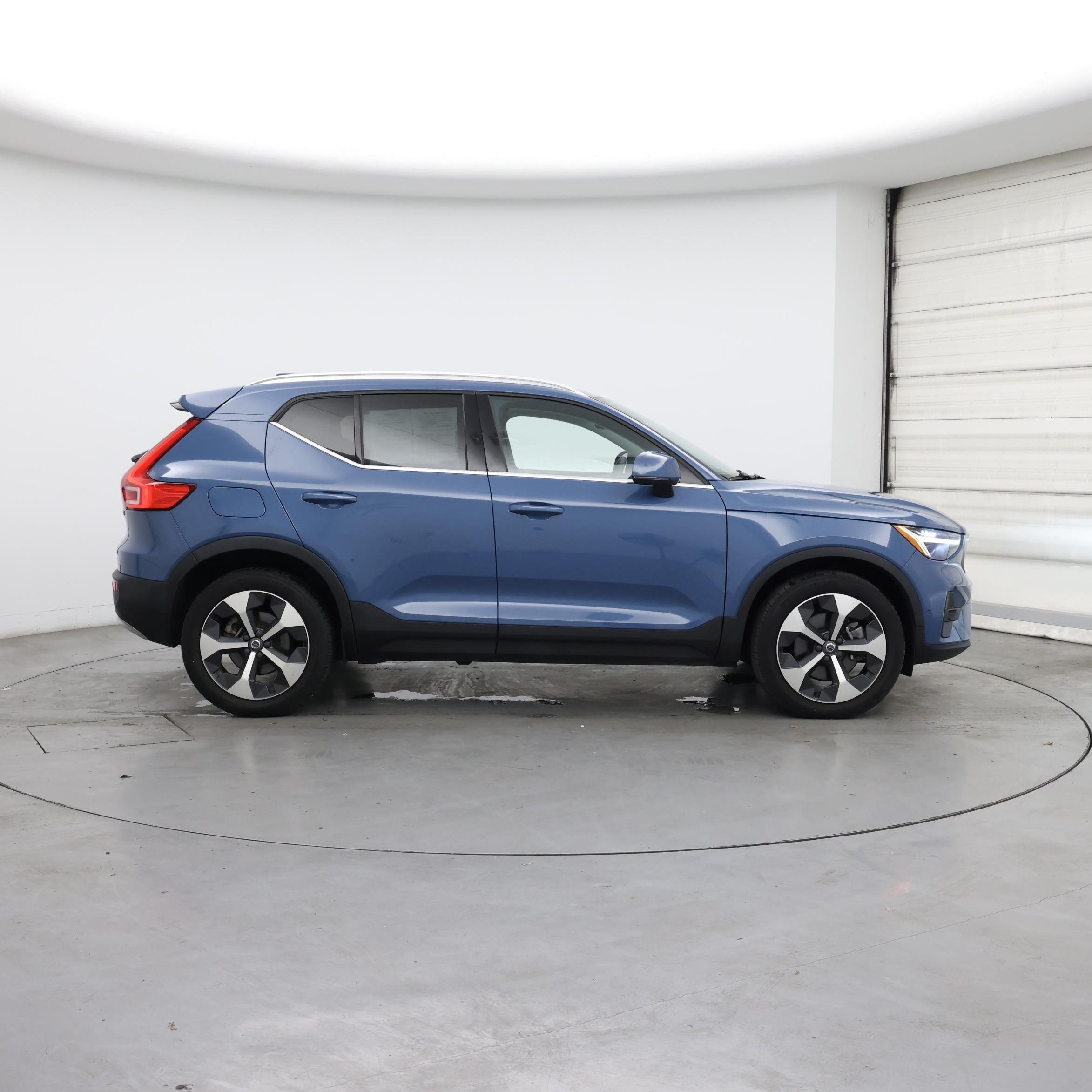 Thumbnail: 2023 Volvo XC40 - 7