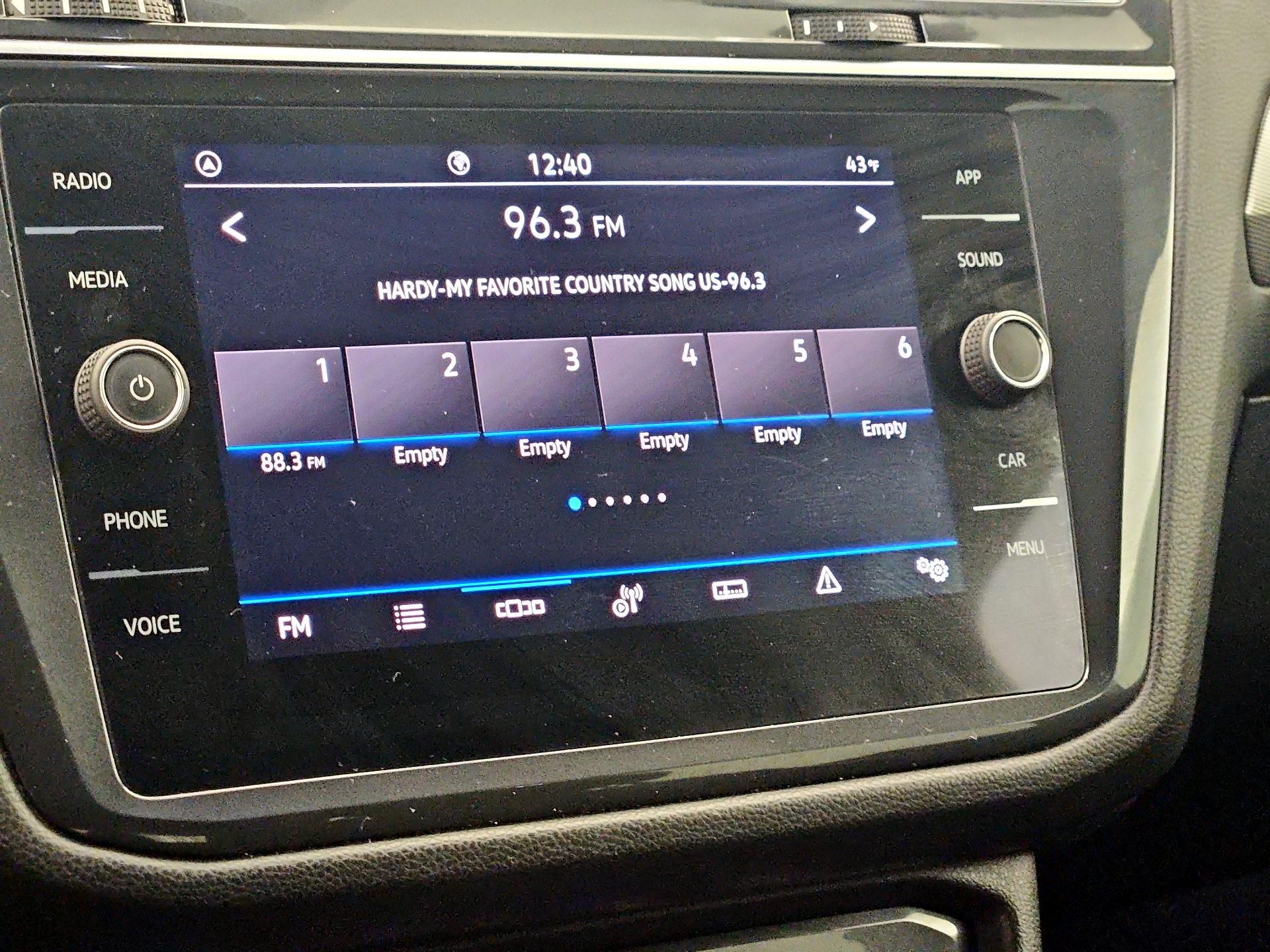 Thumbnail: 2022 Volkswagen Tiguan - 15