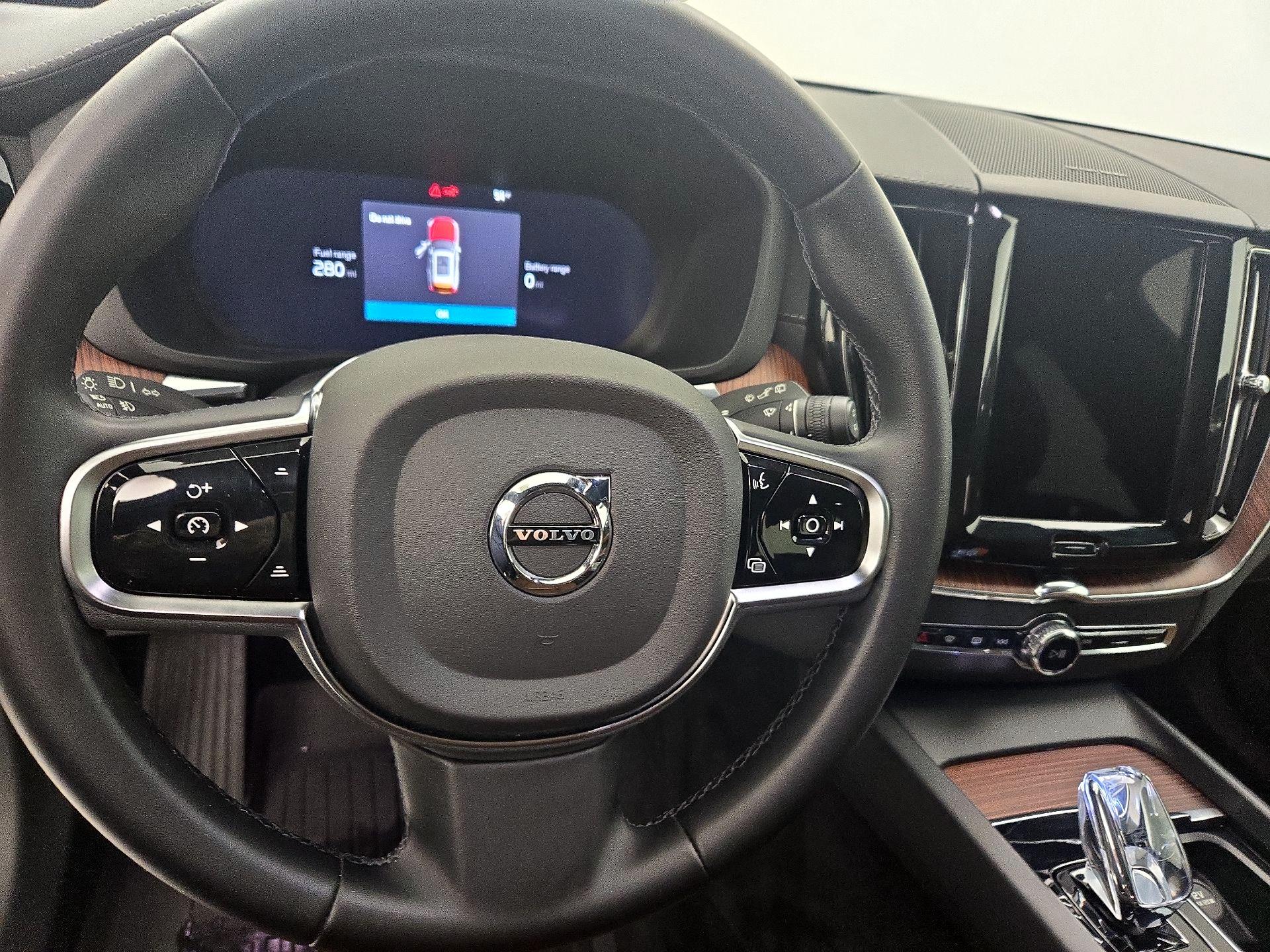 Thumbnail: 2023 Volvo XC60 - 10