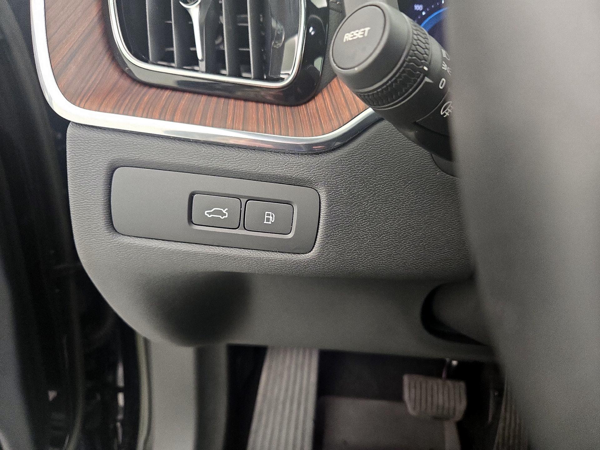 Thumbnail: 2023 Volvo XC60 - 13