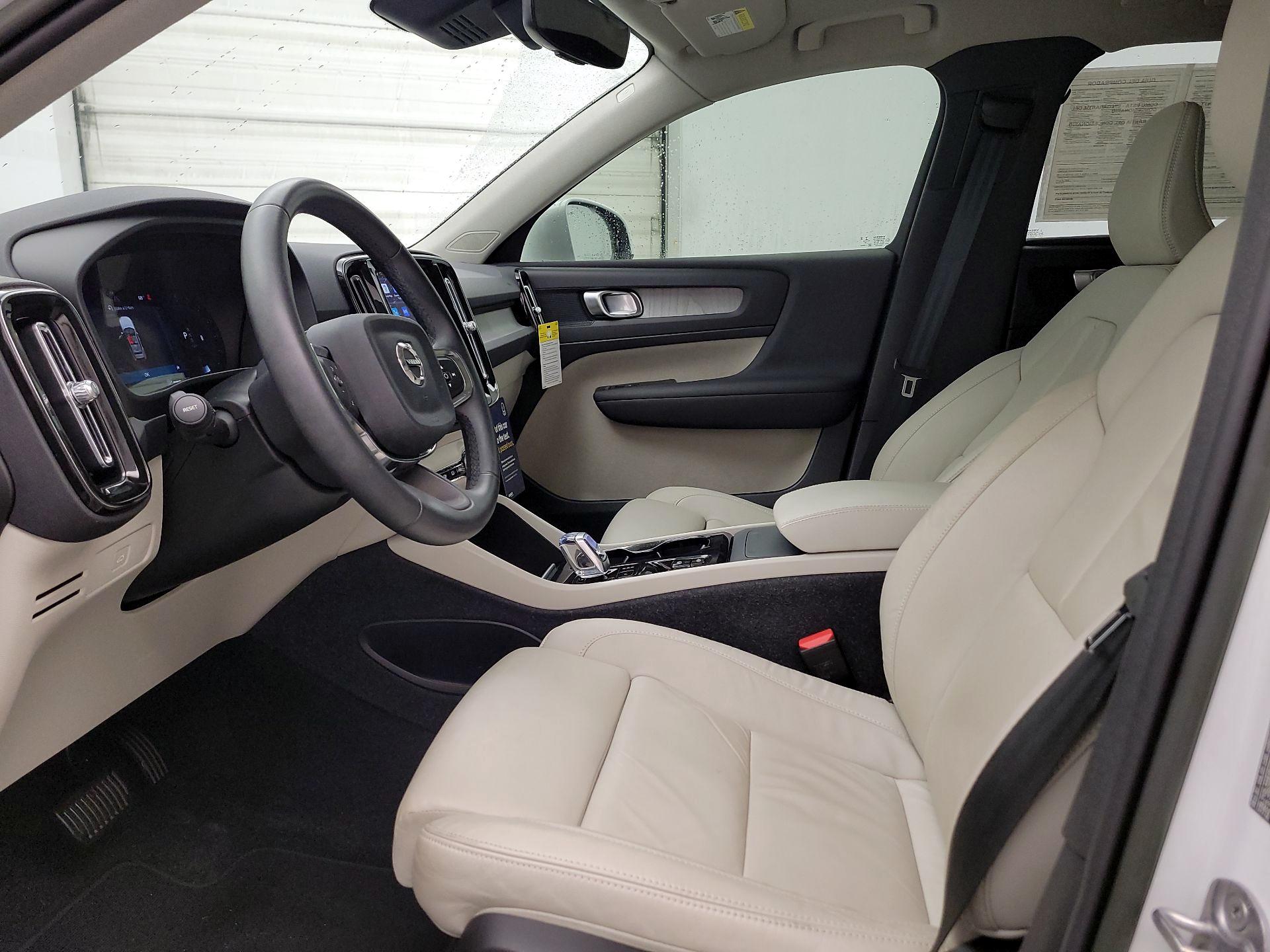 Thumbnail: 2023 Volvo XC40 - 11