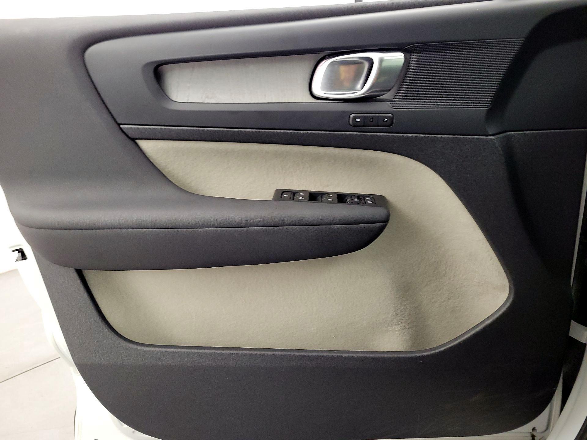 Thumbnail: 2023 Volvo XC40 - 12