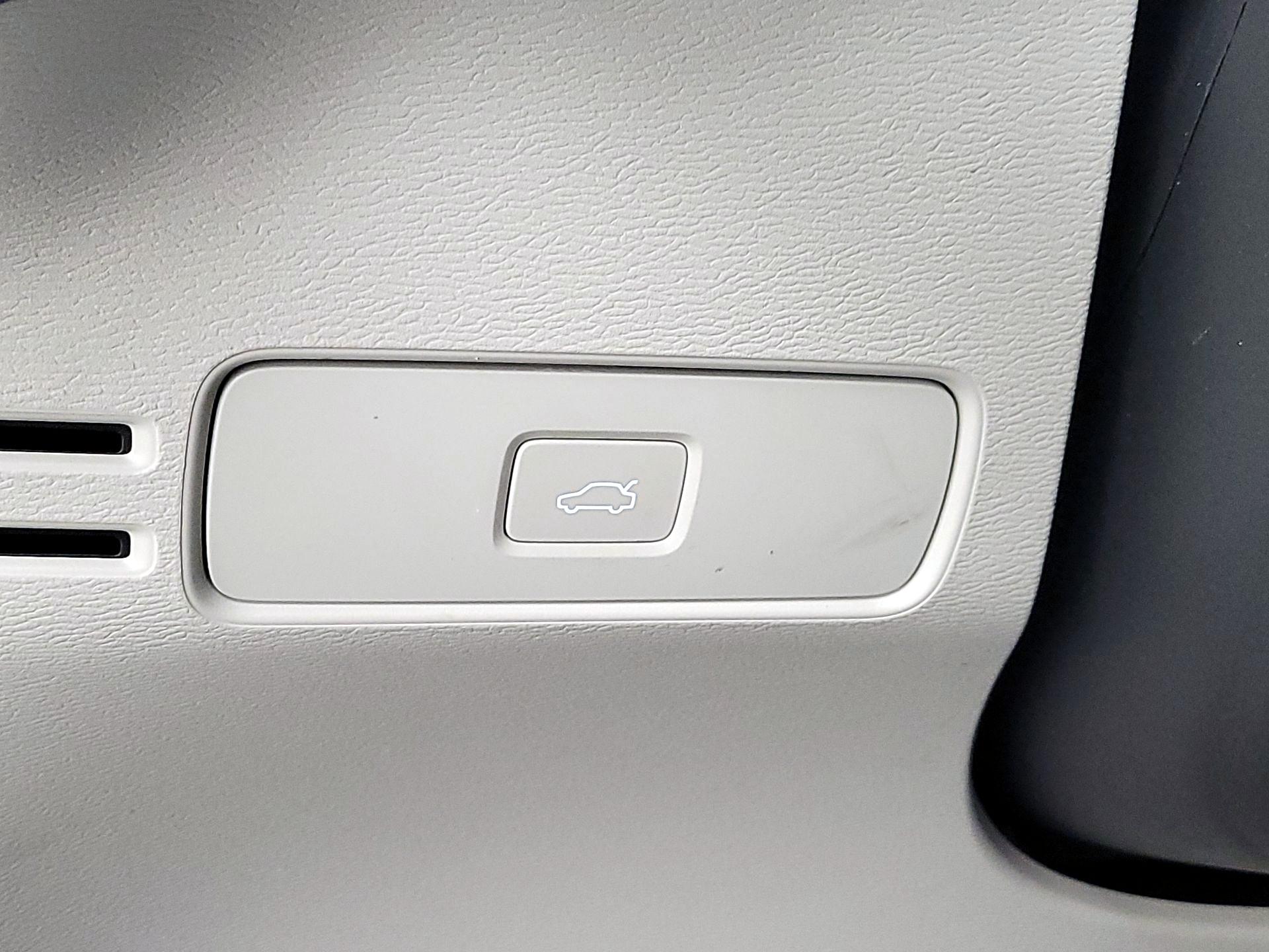 Thumbnail: 2023 Volvo XC40 - 13