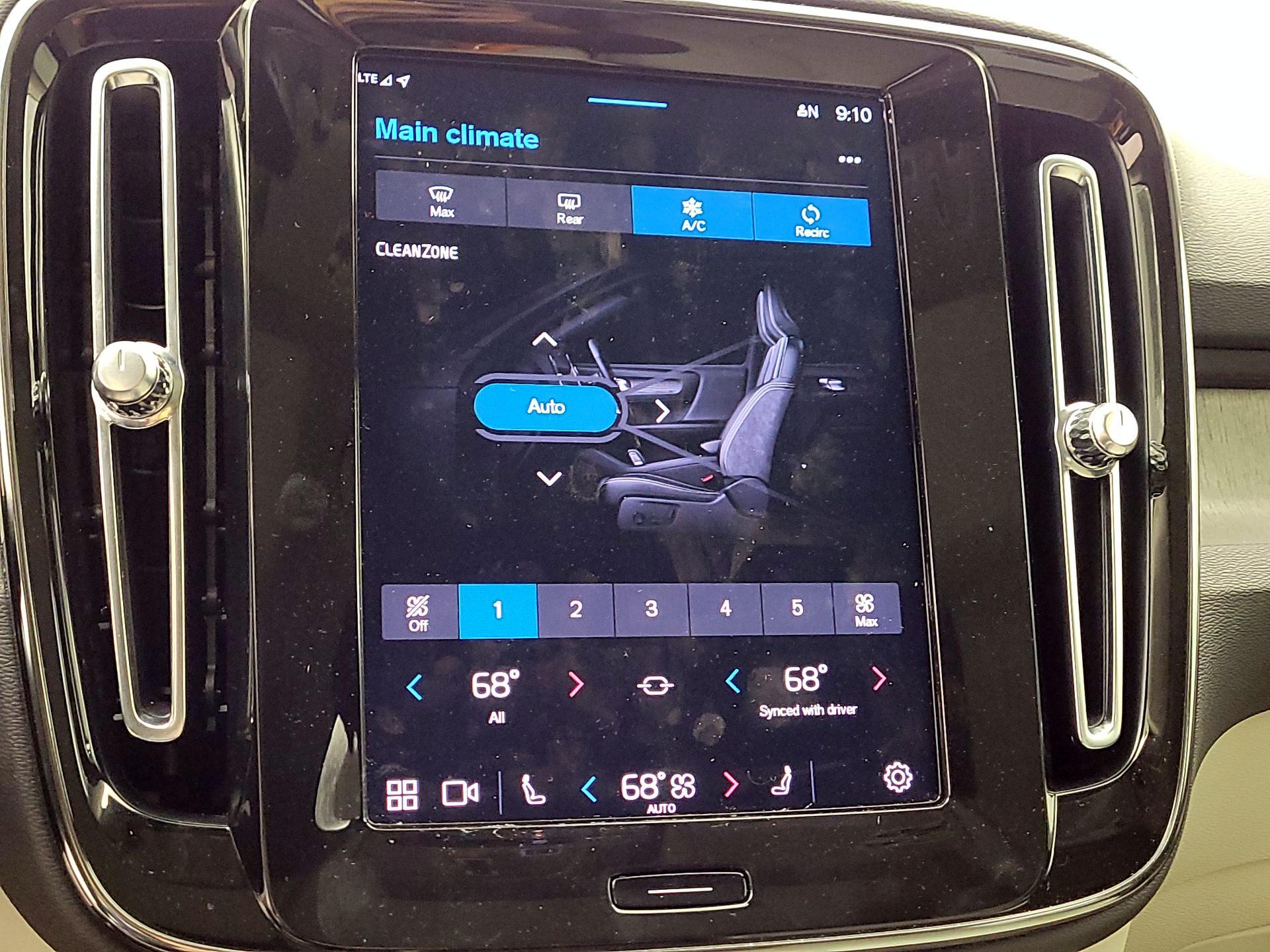 Thumbnail: 2023 Volvo XC40 - 16