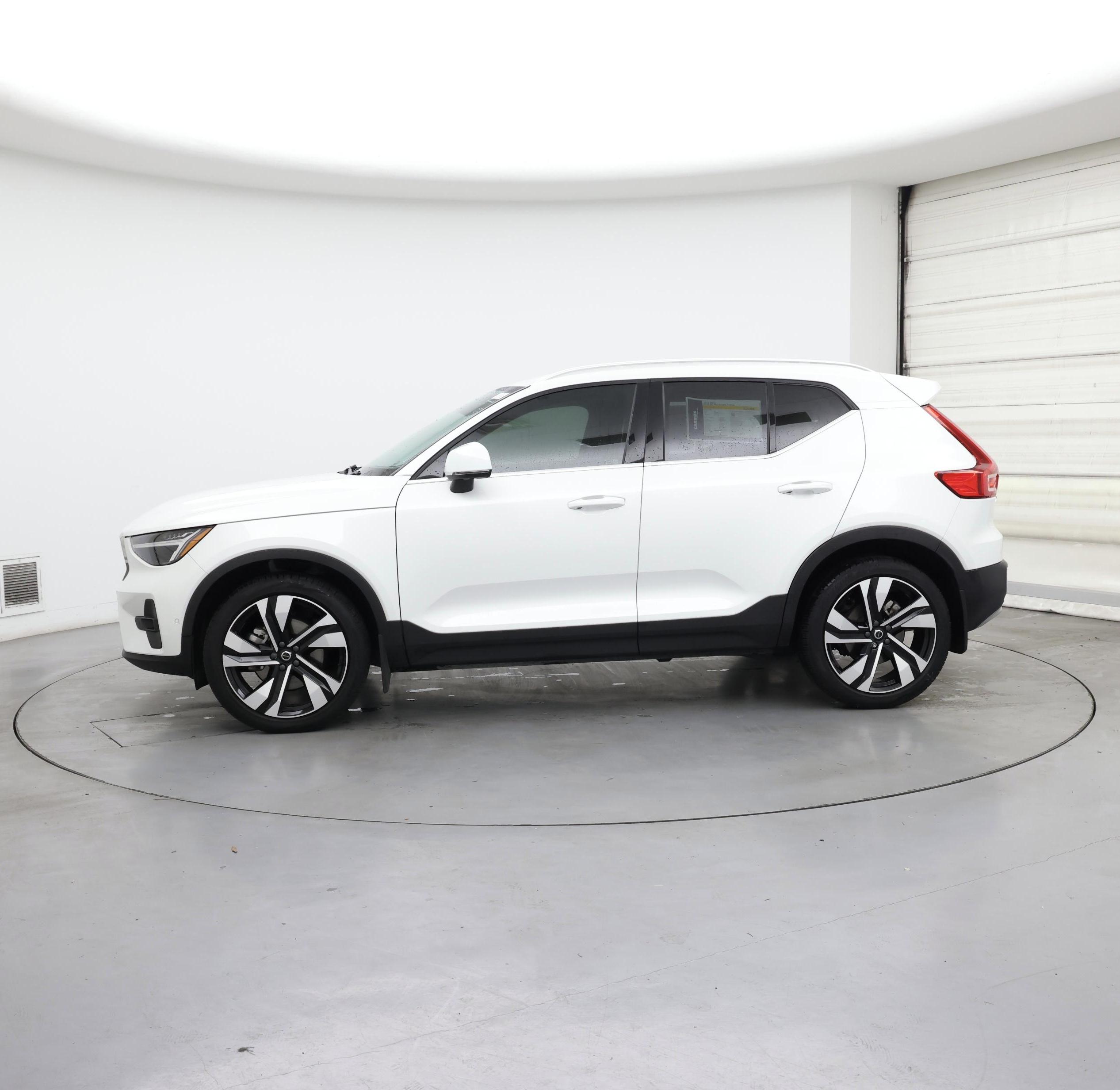 Thumbnail: 2023 Volvo XC40 - 3