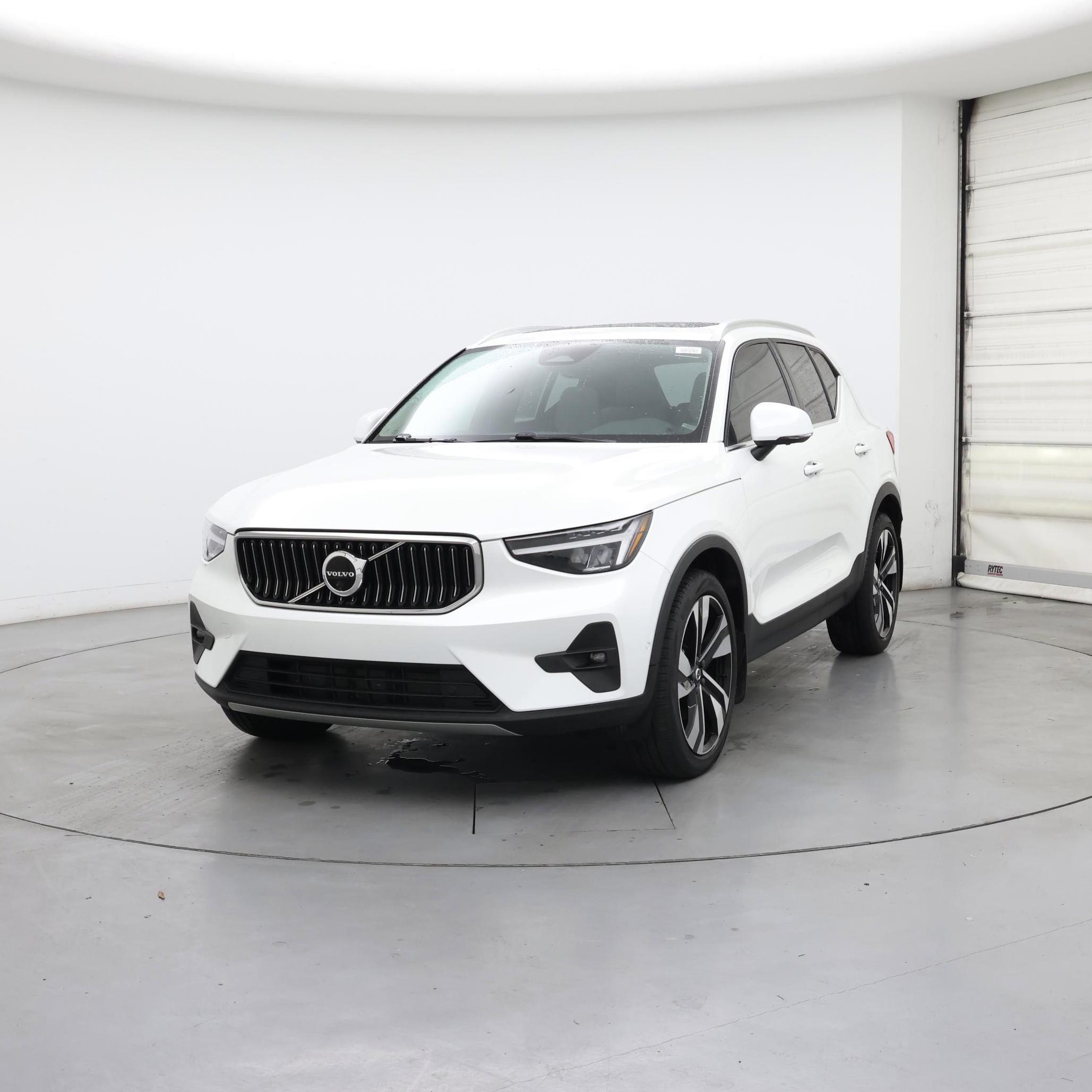 Thumbnail: 2023 Volvo XC40 - 4