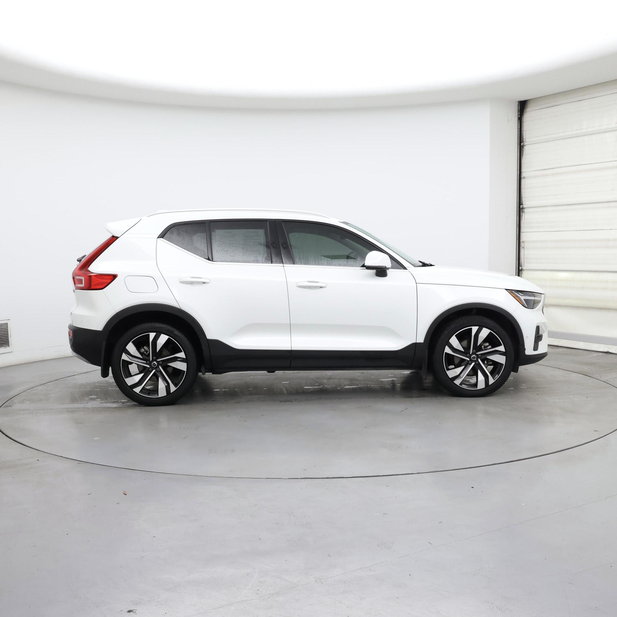 Thumbnail: 2023 Volvo XC40 - 7