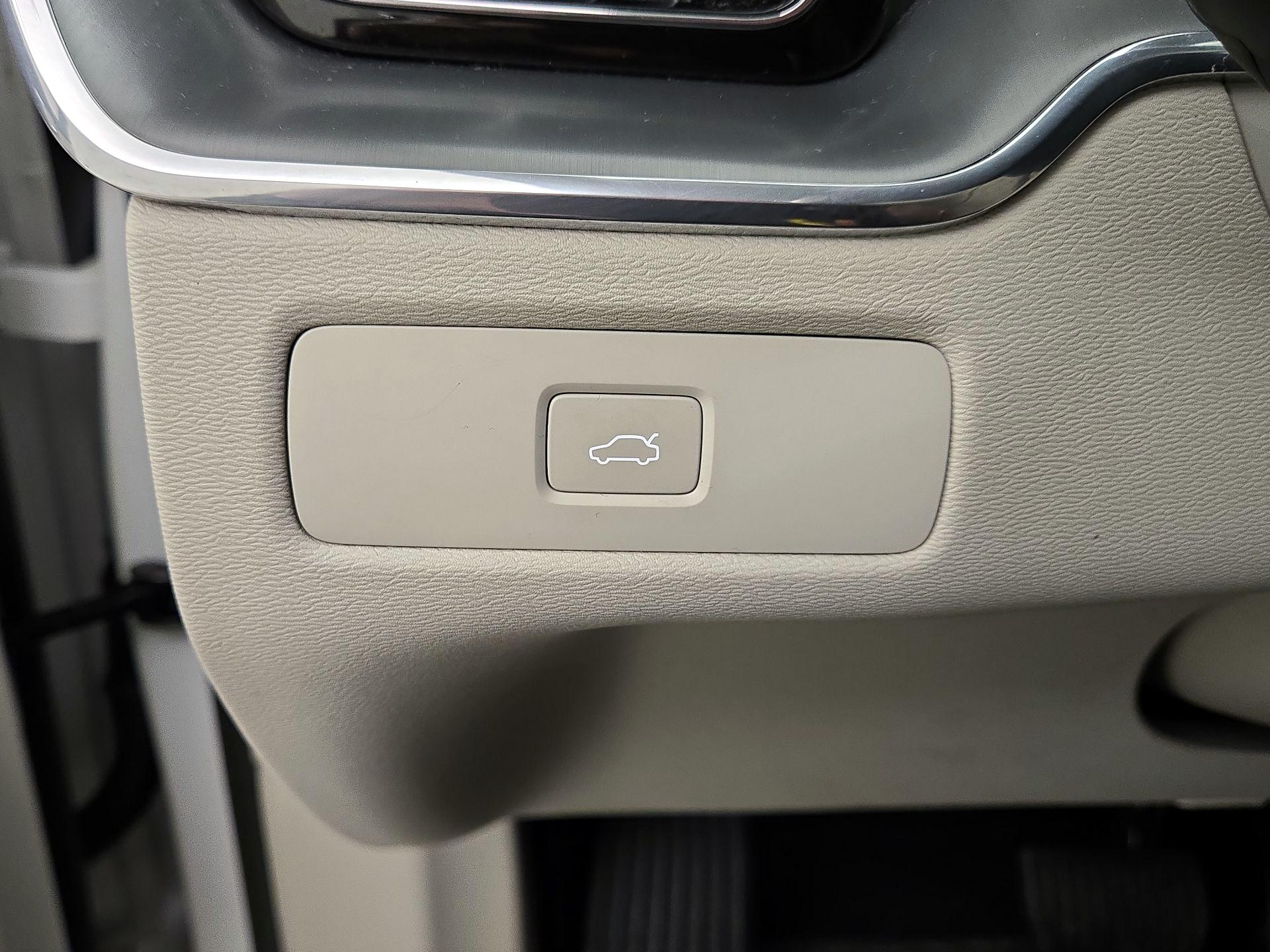 Thumbnail: 2023 Volvo XC60 - 13