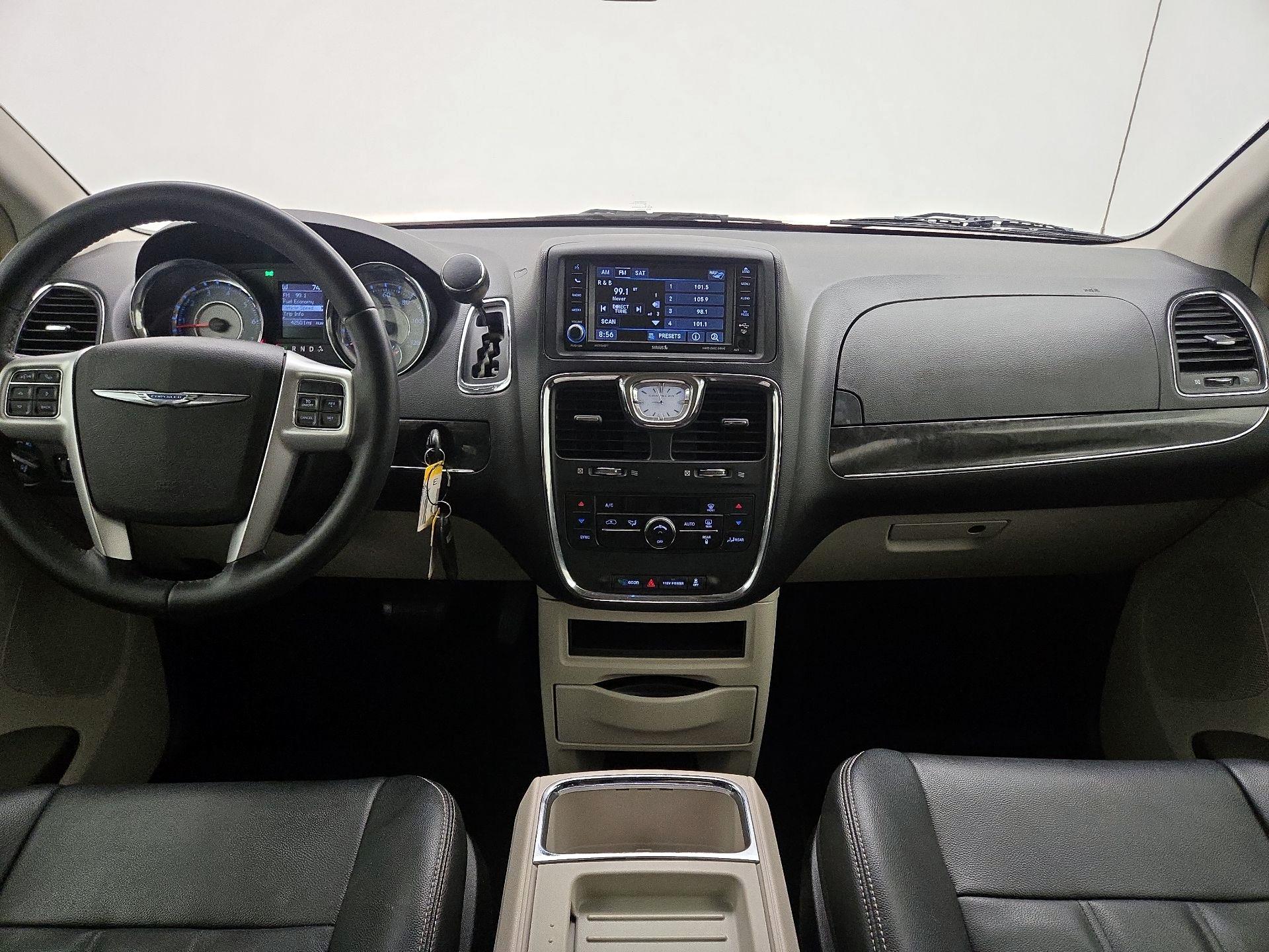 Thumbnail: 2015 Chrysler Town & Country - 9