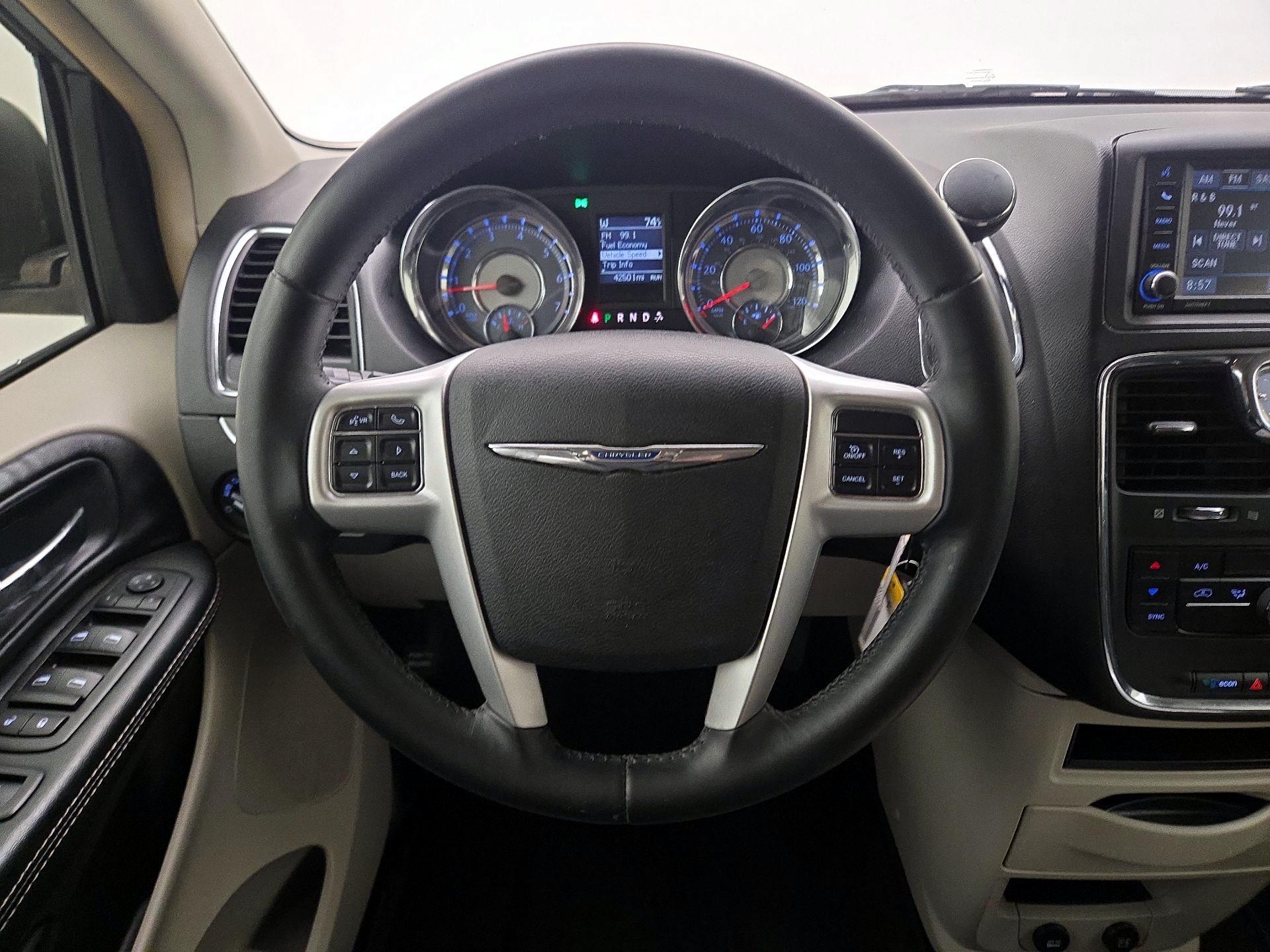 Thumbnail: 2015 Chrysler Town & Country - 10