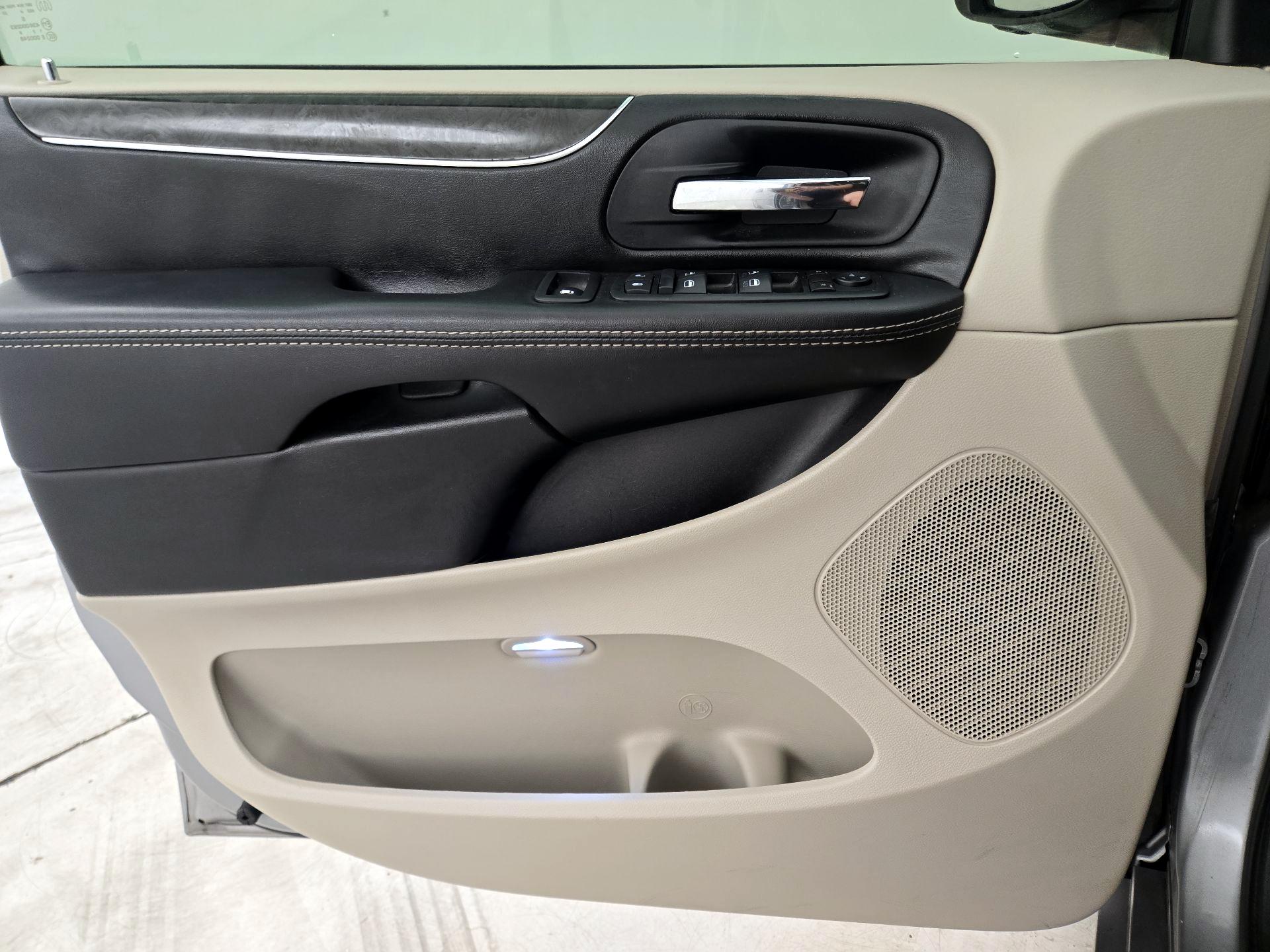 Thumbnail: 2015 Chrysler Town & Country - 12