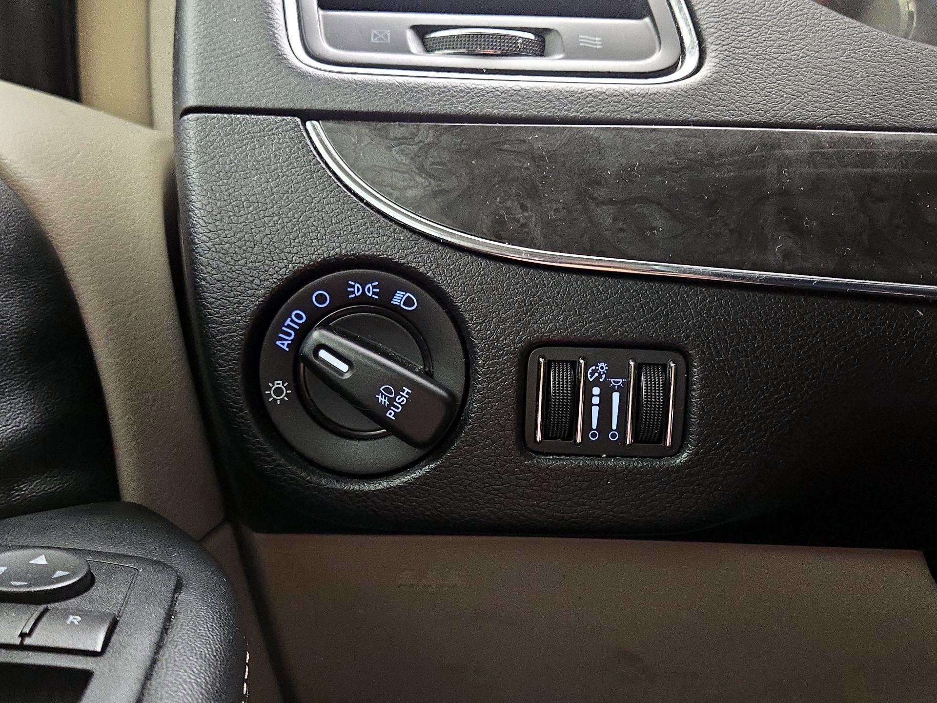 Thumbnail: 2015 Chrysler Town & Country - 13