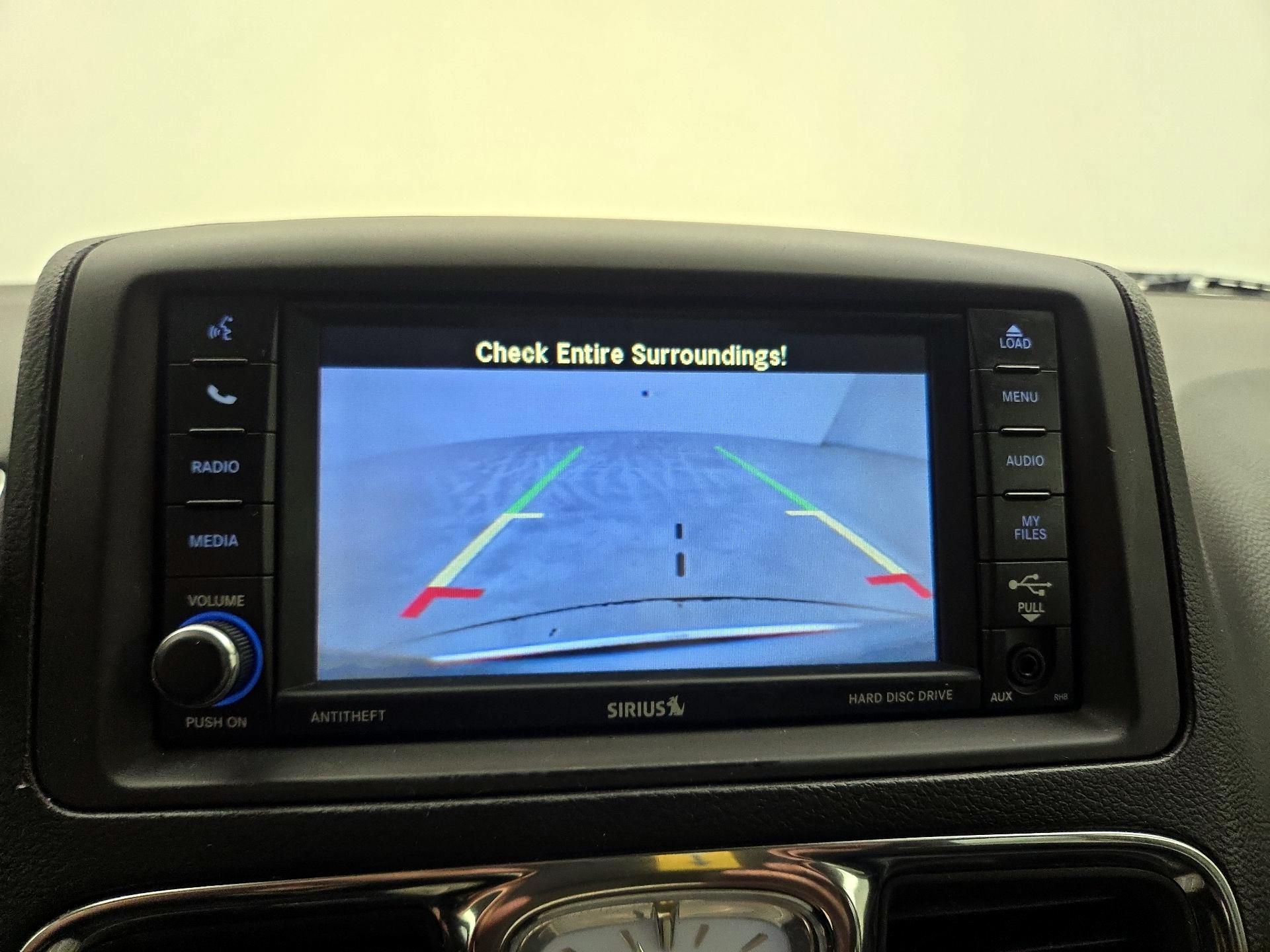 Thumbnail: 2015 Chrysler Town & Country - 14