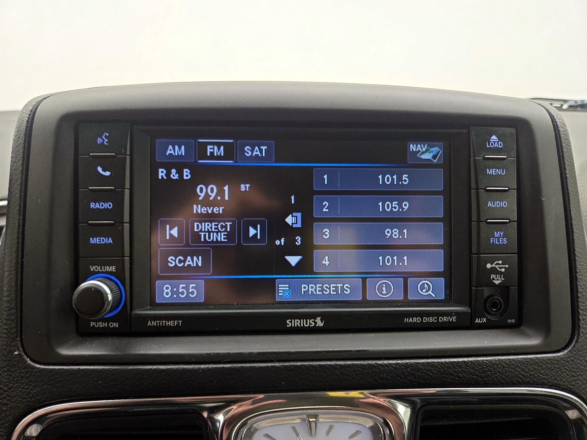 Thumbnail: 2015 Chrysler Town & Country - 15