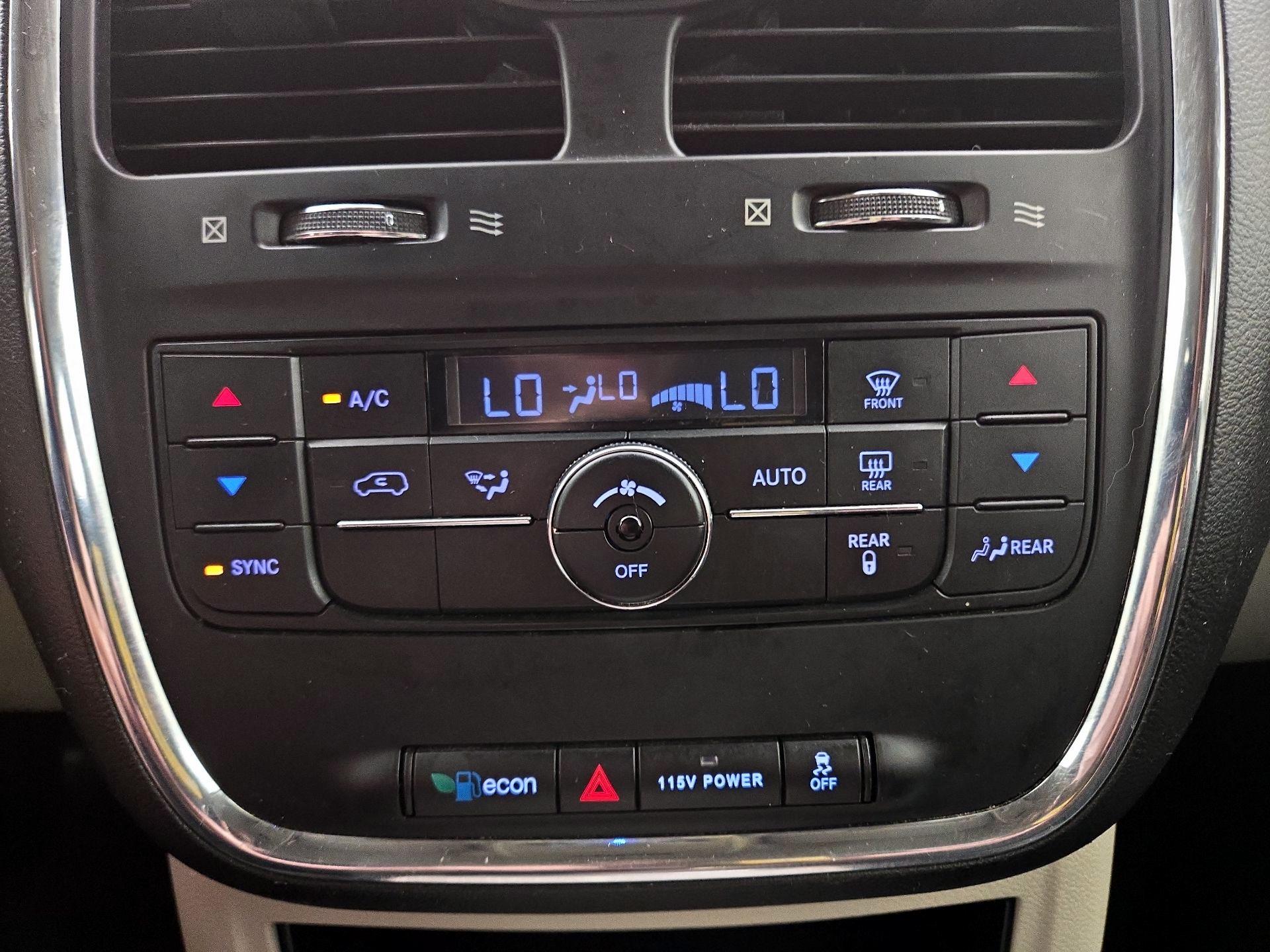 Thumbnail: 2015 Chrysler Town & Country - 16