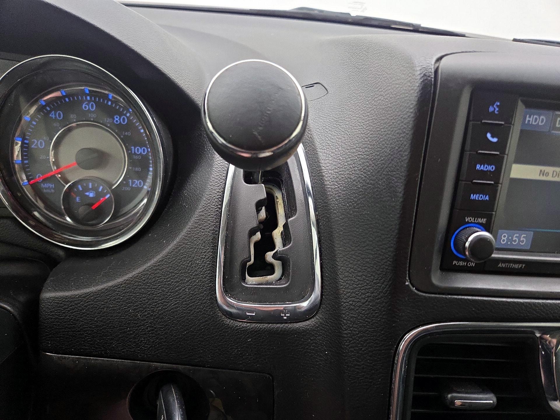 Thumbnail: 2015 Chrysler Town & Country - 17