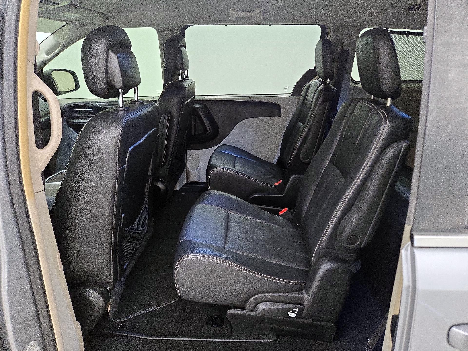 Thumbnail: 2015 Chrysler Town & Country - 19