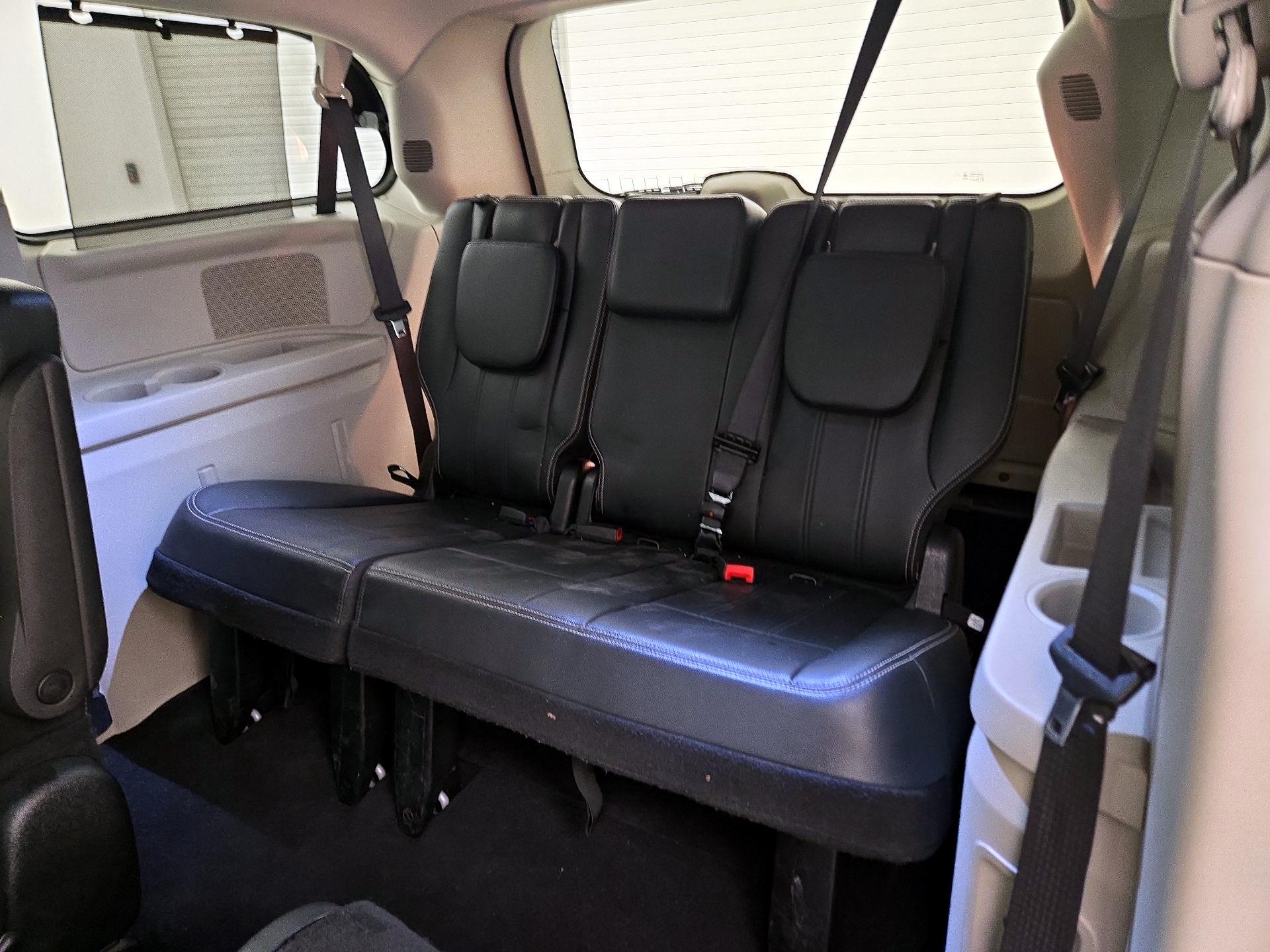 Thumbnail: 2015 Chrysler Town & Country - 20