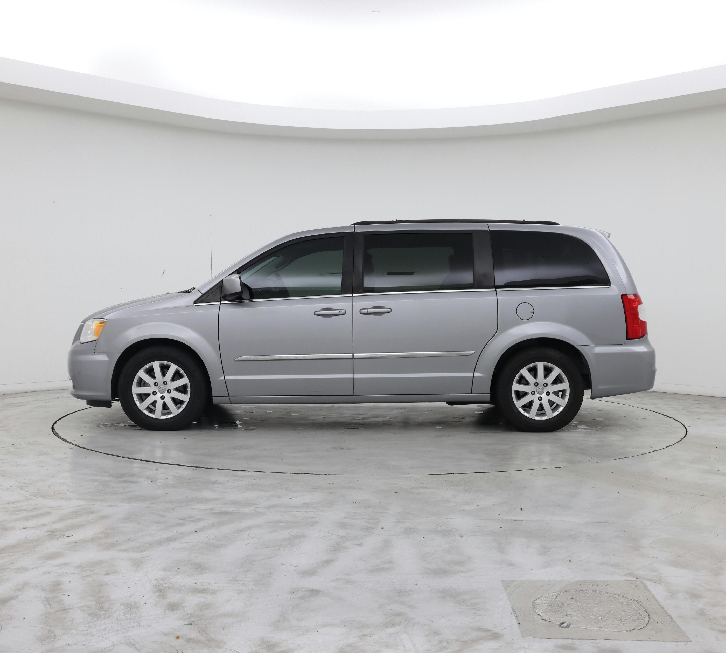 Thumbnail: 2015 Chrysler Town & Country - 3