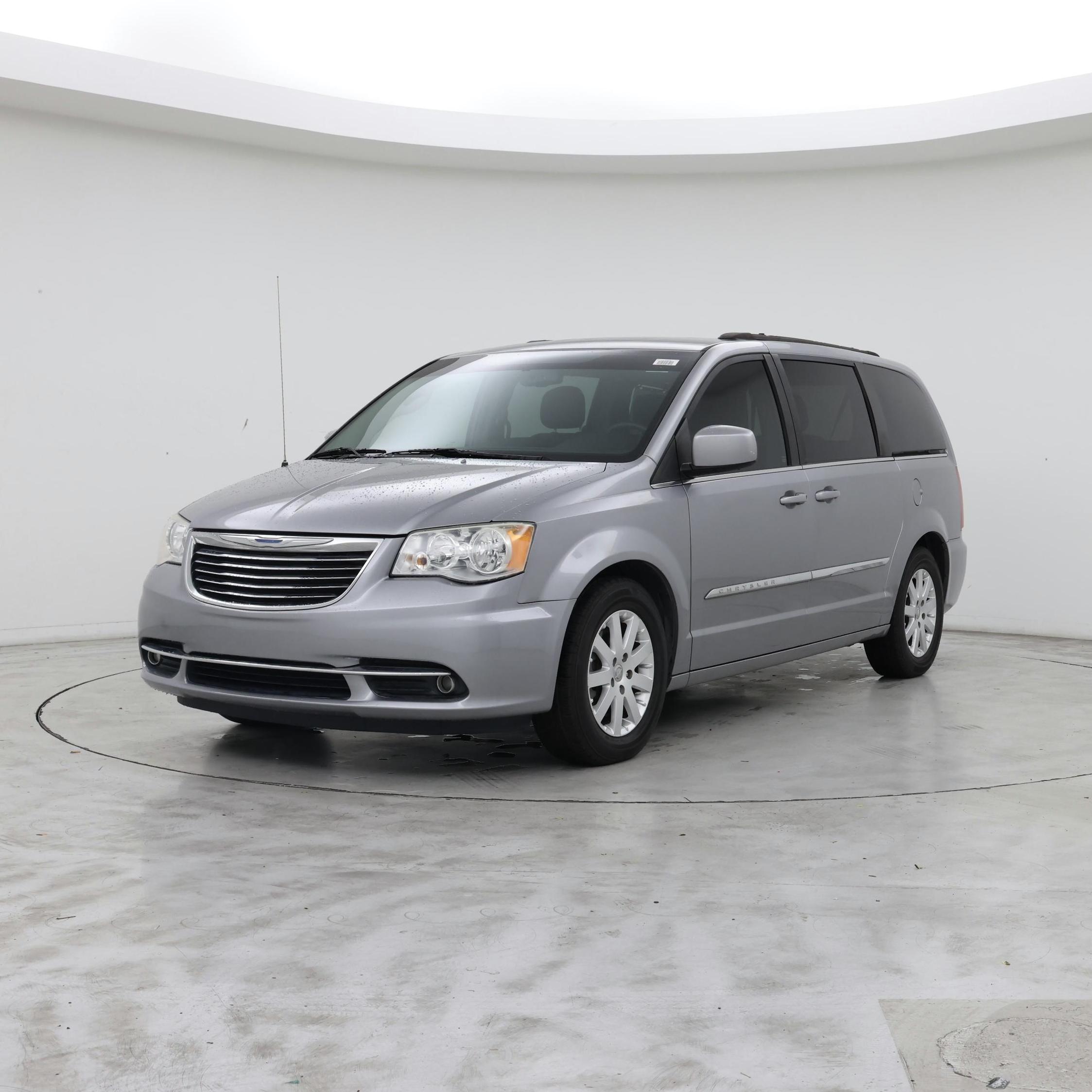 Thumbnail: 2015 Chrysler Town & Country - 4