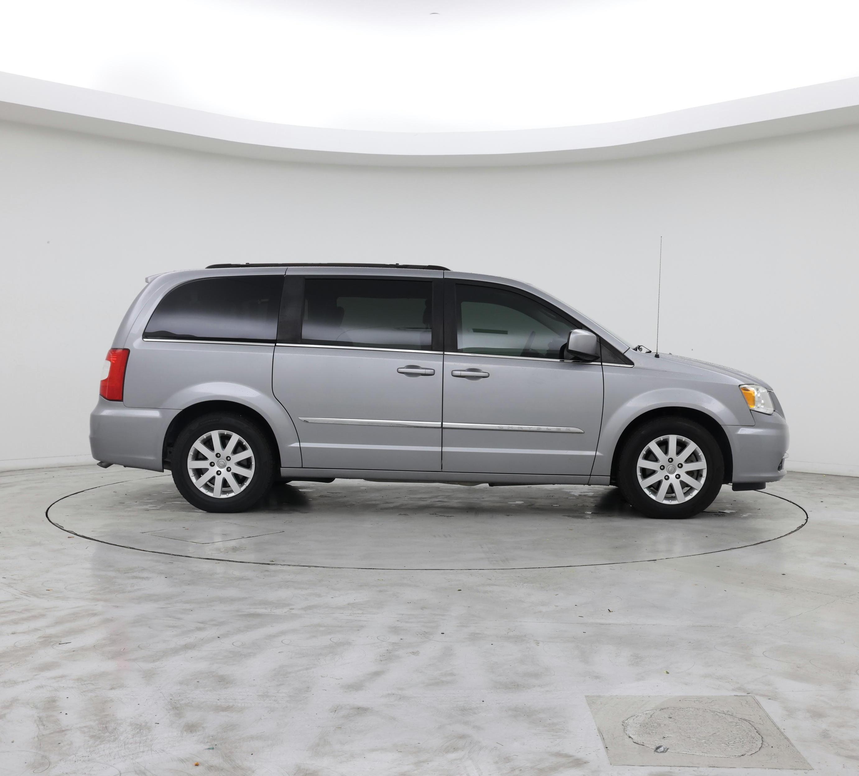 Thumbnail: 2015 Chrysler Town & Country - 7