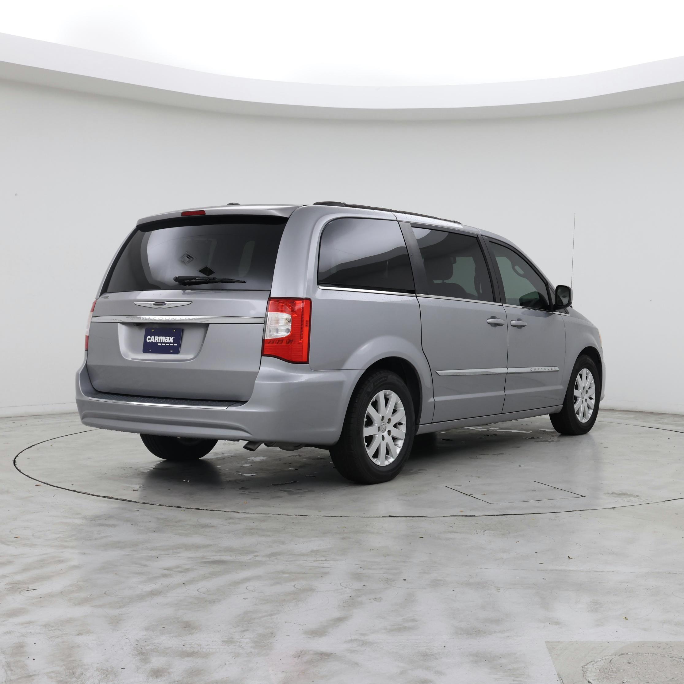 Thumbnail: 2015 Chrysler Town & Country - 8