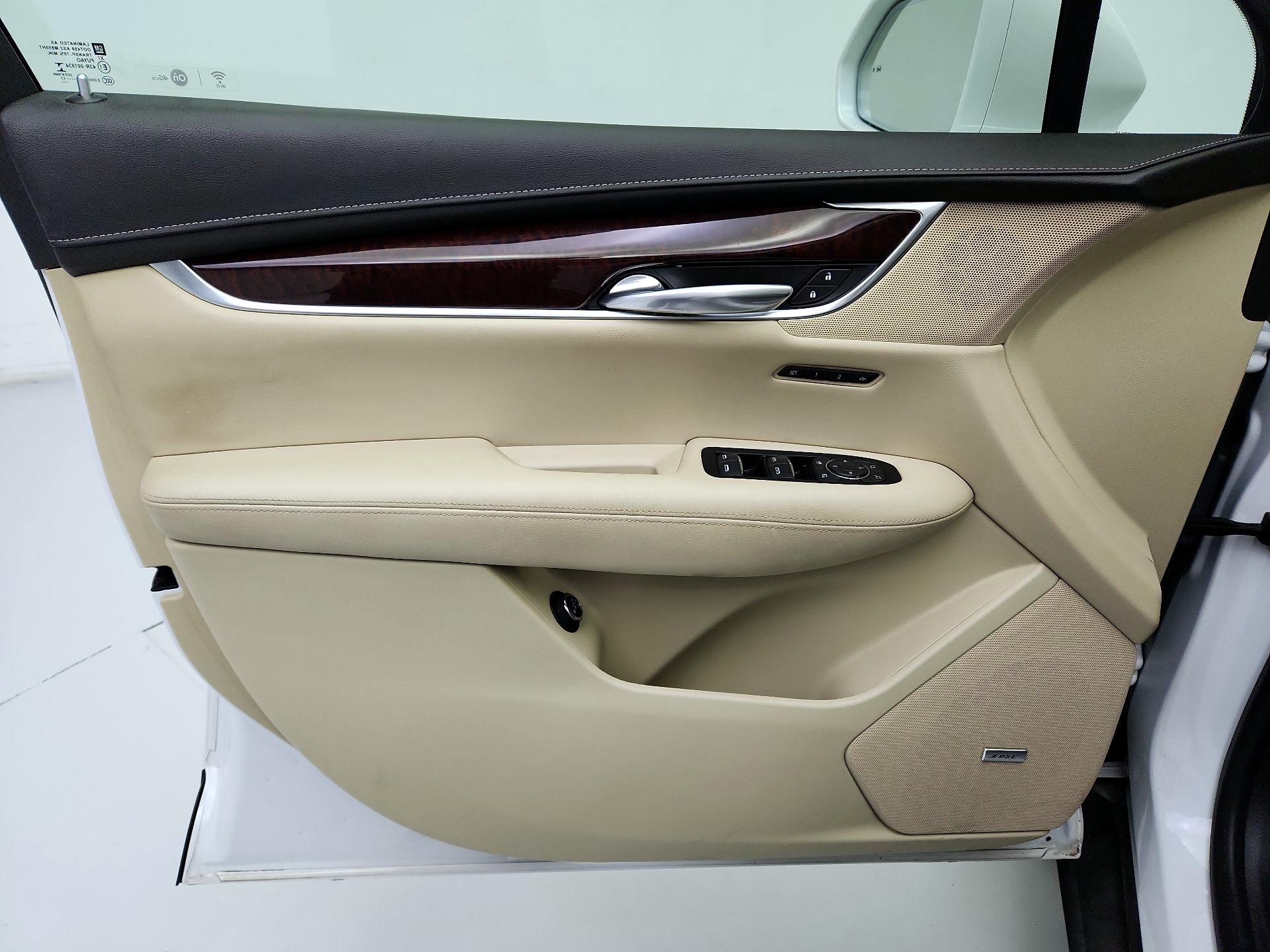 Thumbnail: 2017 Cadillac XT5 - 12