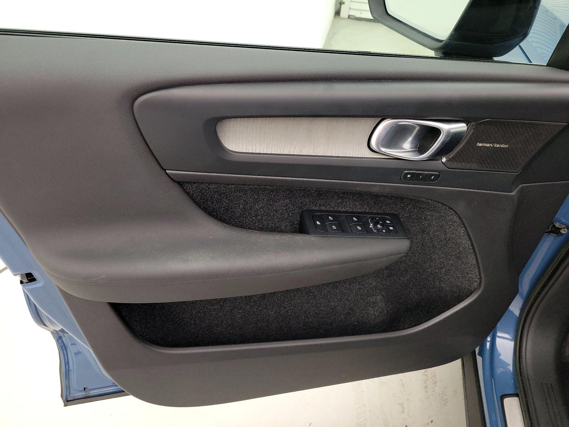 Thumbnail: 2023 Volvo XC40 - 12