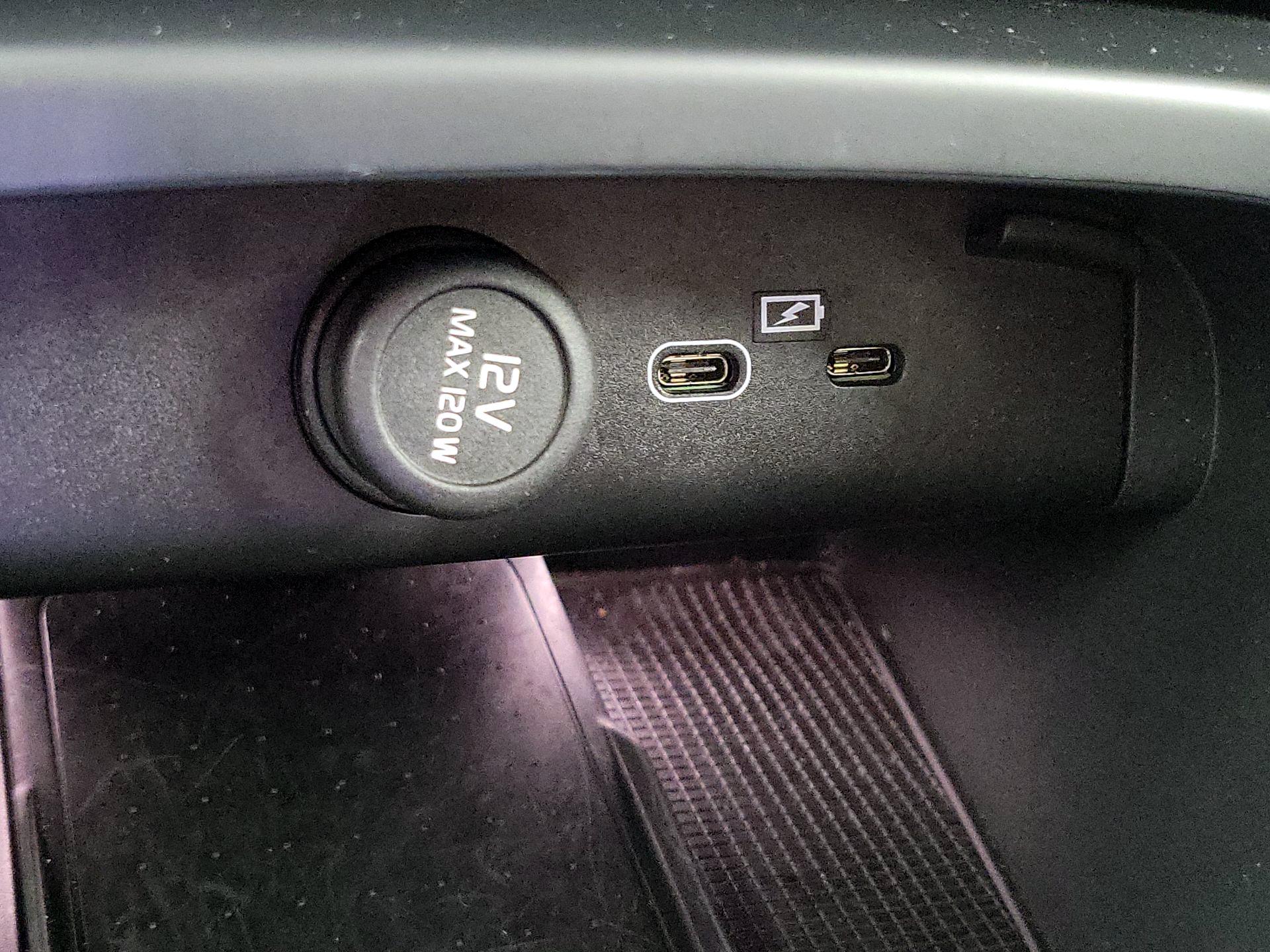 Thumbnail: 2023 Volvo XC40 - 17