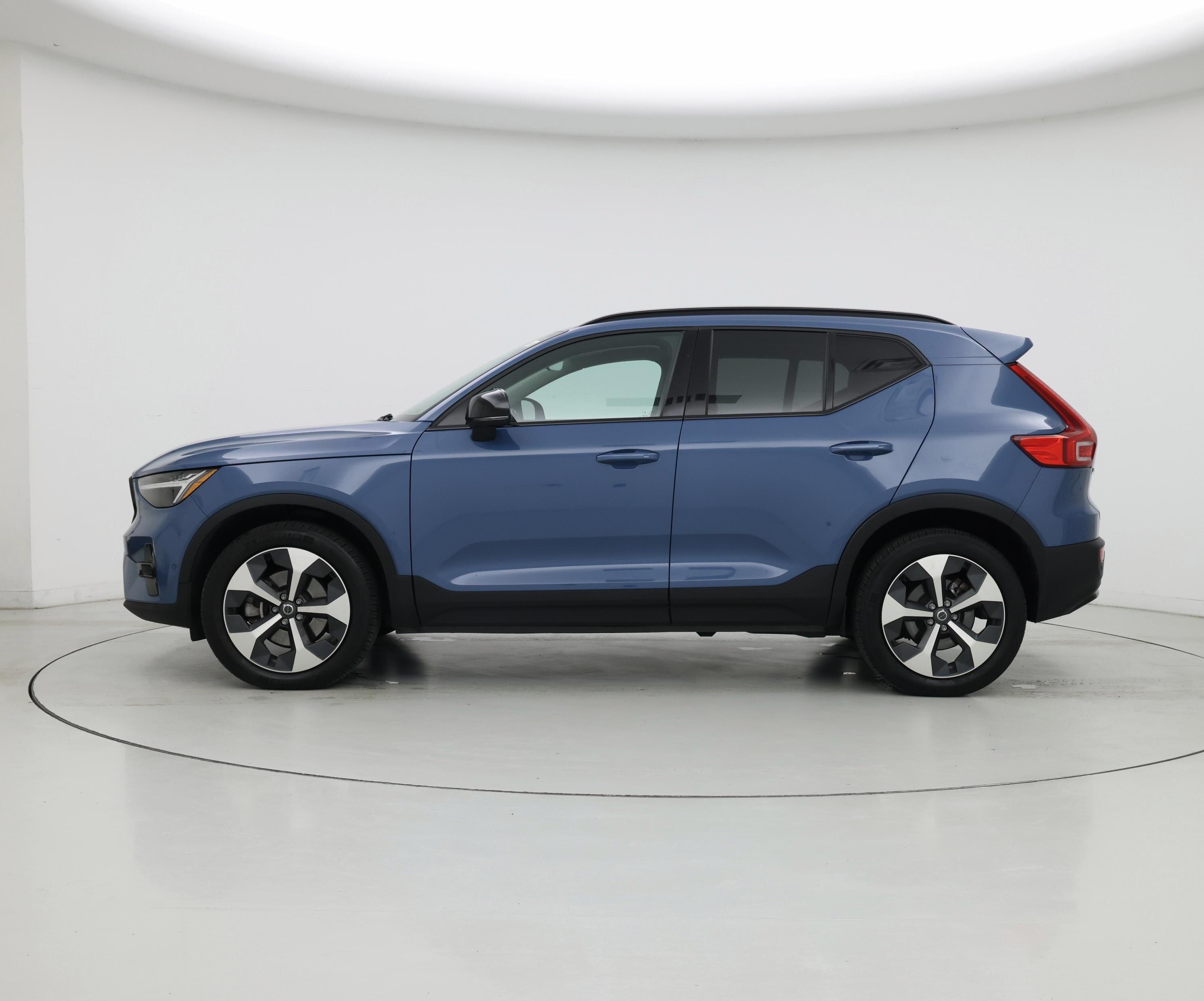 Thumbnail: 2023 Volvo XC40 - 3