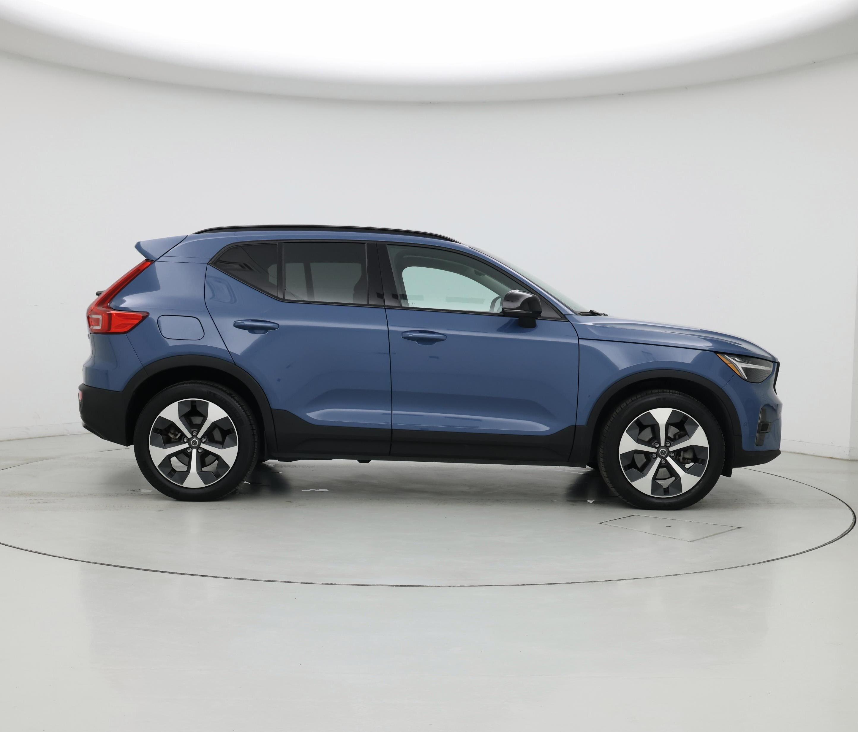 Thumbnail: 2023 Volvo XC40 - 7