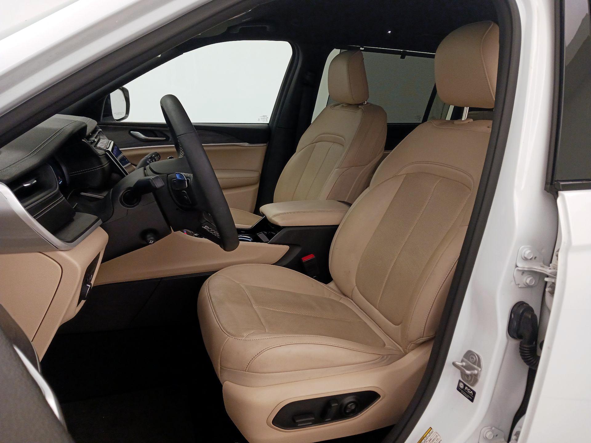 Thumbnail: 2023 Jeep Grand Cherokee L - 11