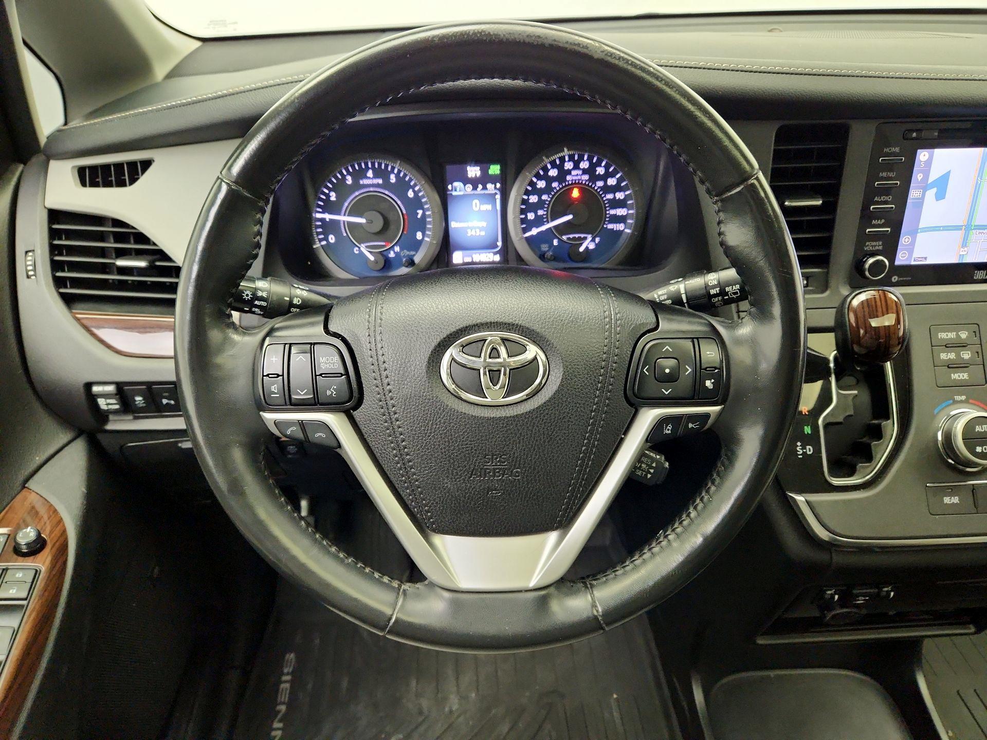 Thumbnail: 2019 Toyota Sienna - 10