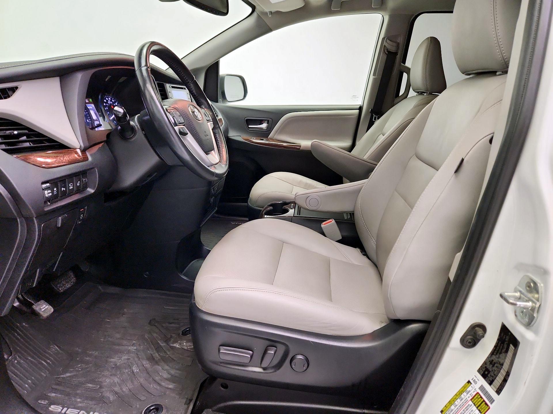 Thumbnail: 2019 Toyota Sienna - 11