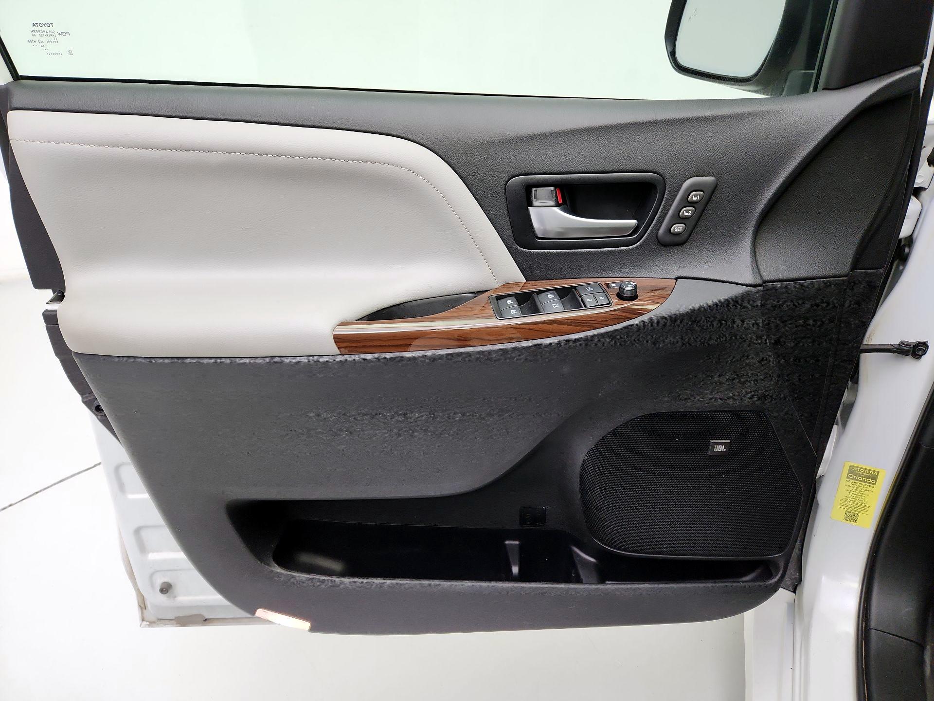 Thumbnail: 2019 Toyota Sienna - 12