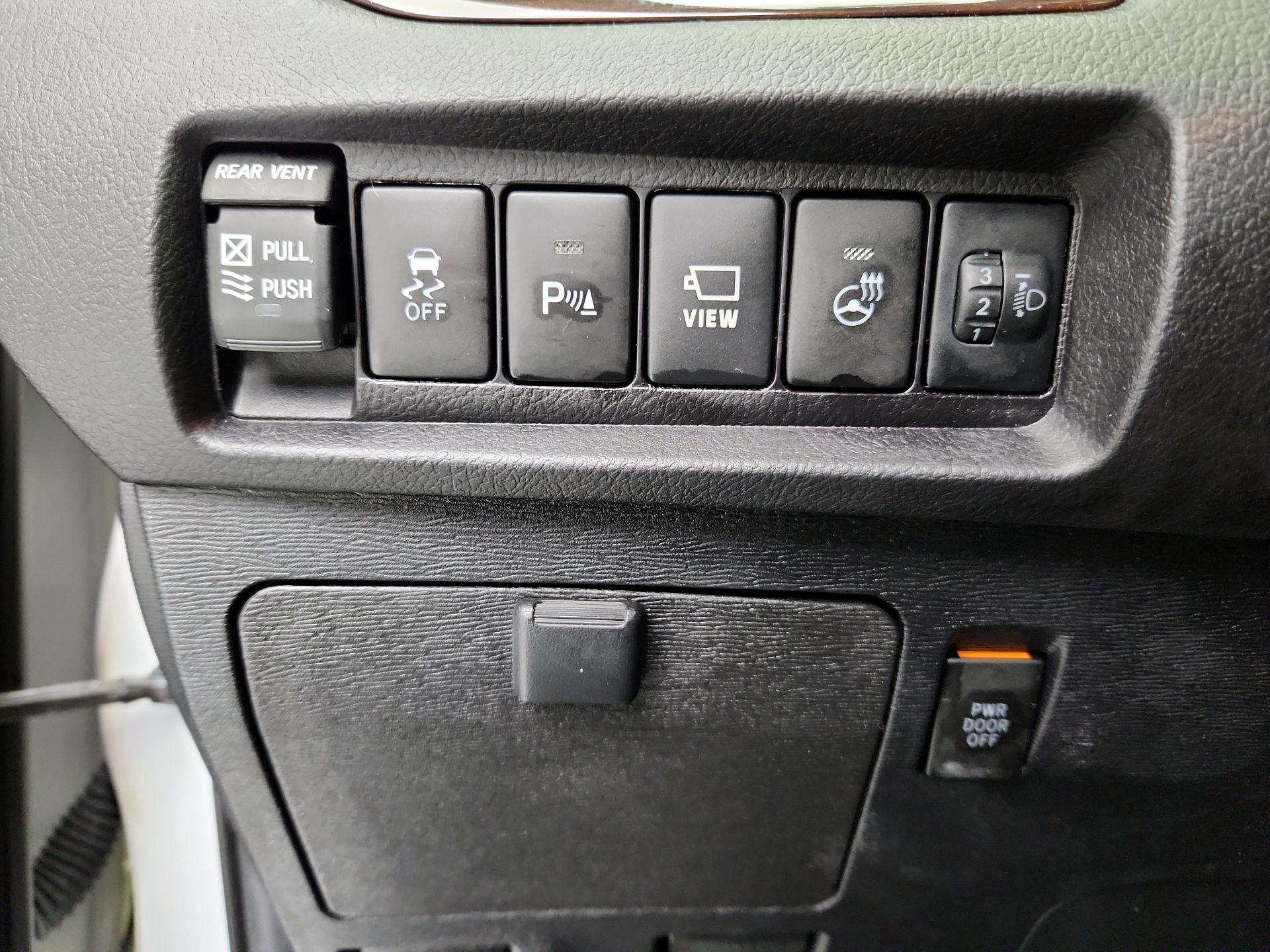 Thumbnail: 2019 Toyota Sienna - 13